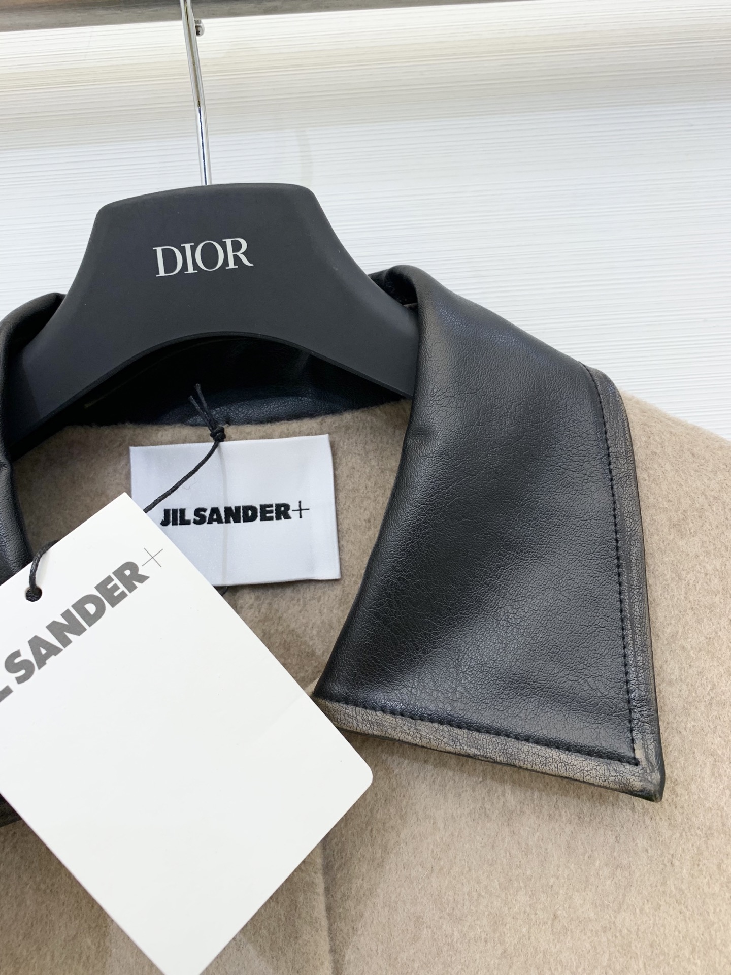 JILSANDER 25秋冬新款 🤎做旧皮领双面羊毛大衣 中长款版型 采用绵羊毛、桑蚕丝和驼绒混纺面料 