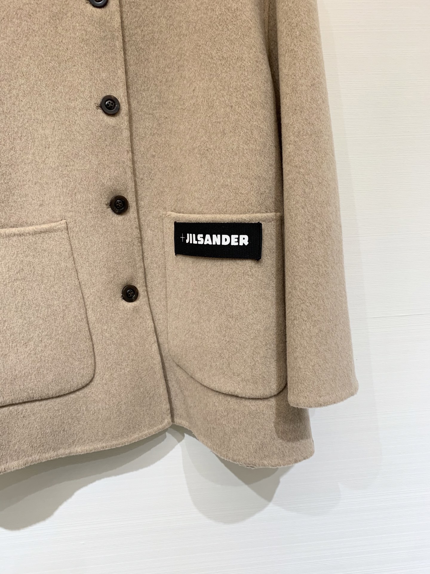 JILSANDER 25秋冬新款 🤎做旧皮领双面羊毛大衣 中长款版型 采用绵羊毛、桑蚕丝和驼绒混纺面料 