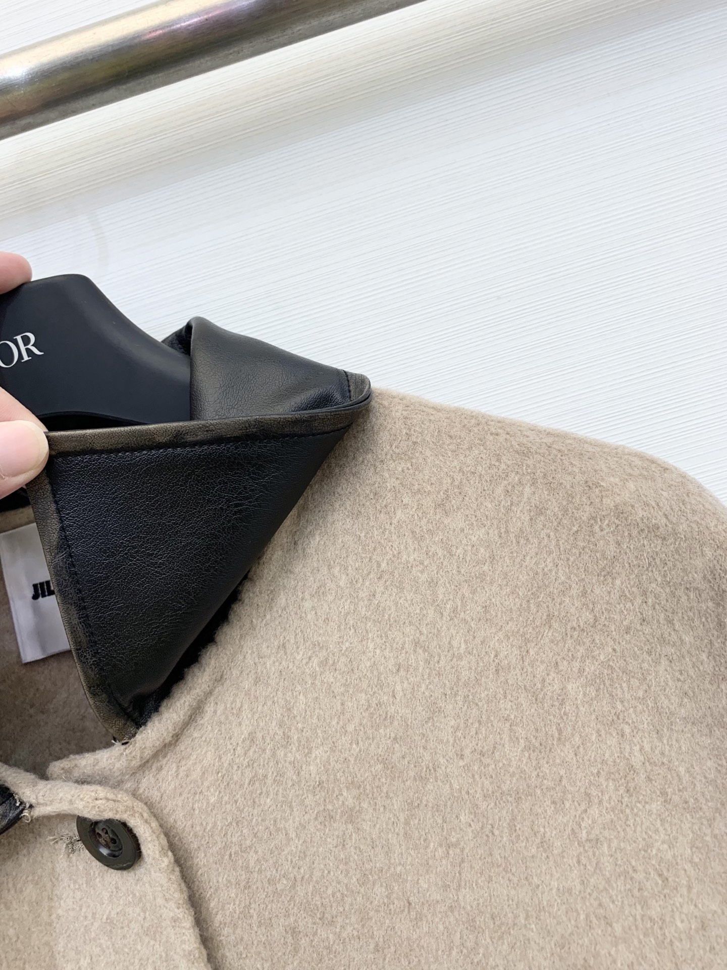 JILSANDER 25秋冬新款 🤎做旧皮领双面羊毛大衣 中长款版型 采用绵羊毛、桑蚕丝和驼绒混纺面料 