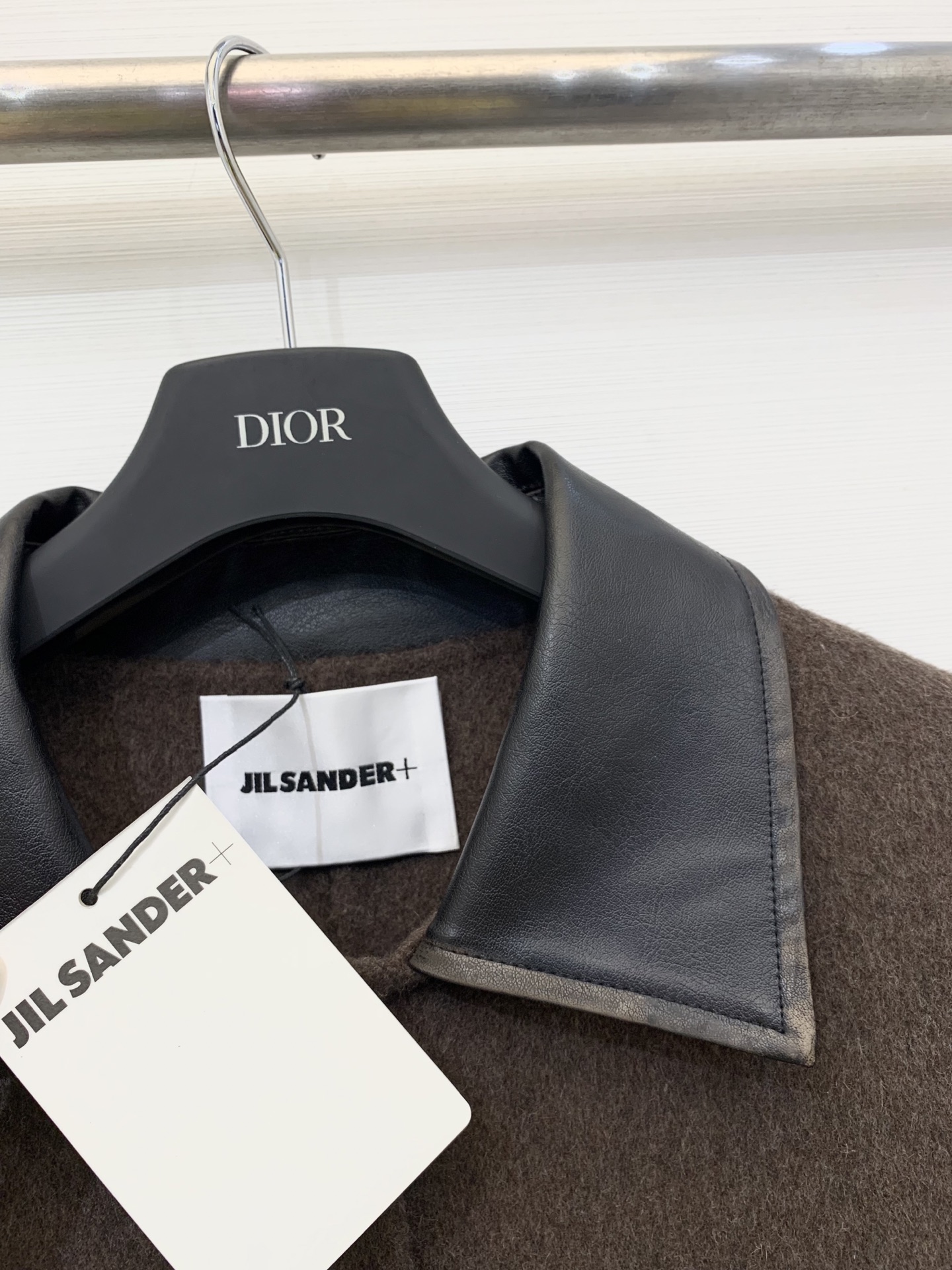 JILSANDER 25秋冬新款 🤎做旧皮领双面羊毛大衣 中长款版型 采用绵羊毛、桑蚕丝和驼绒混纺面料 