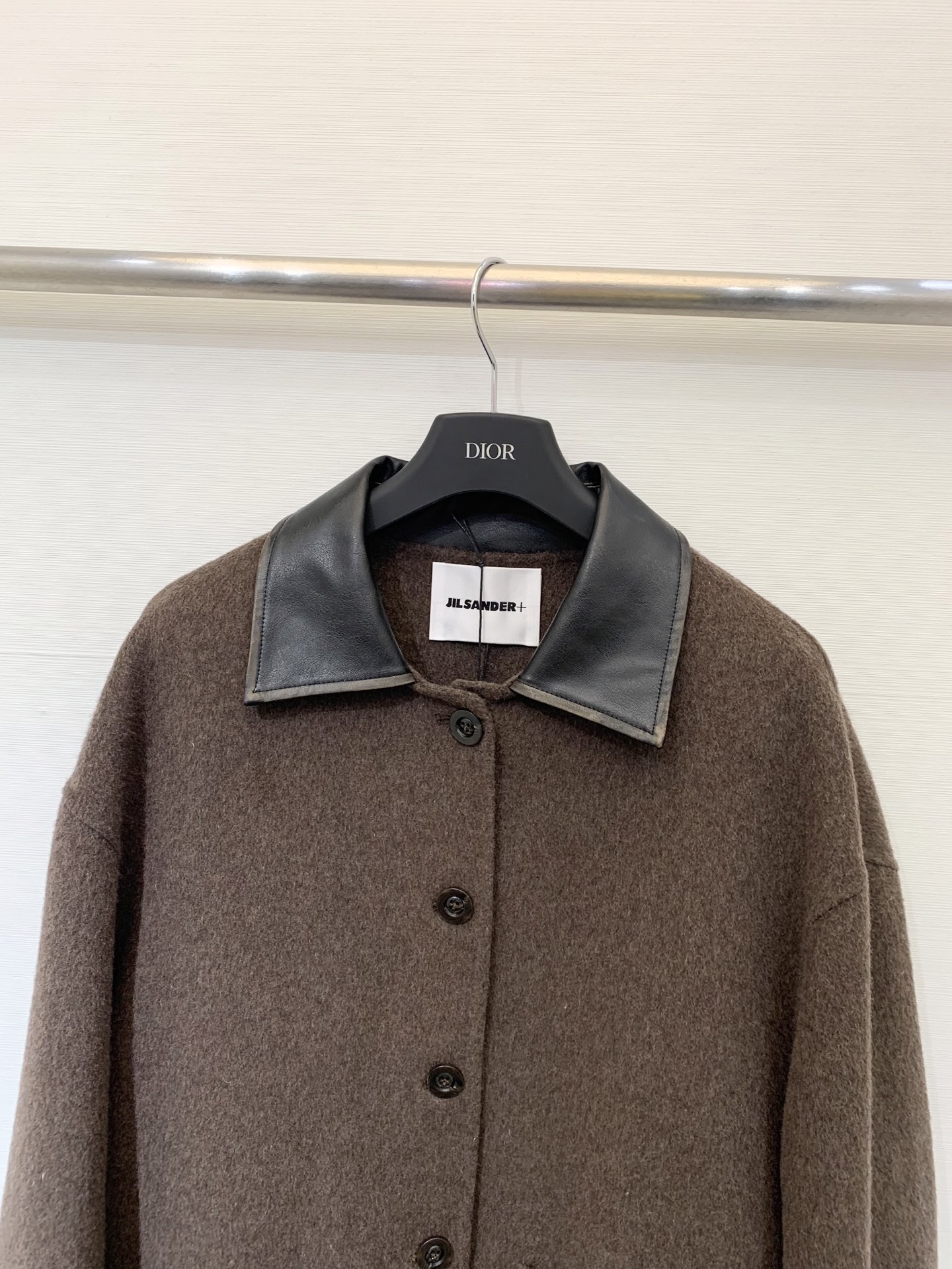 JILSANDER 25秋冬新款 🤎做旧皮领双面羊毛大衣 中长款版型 采用绵羊毛、桑蚕丝和驼绒混纺面料 