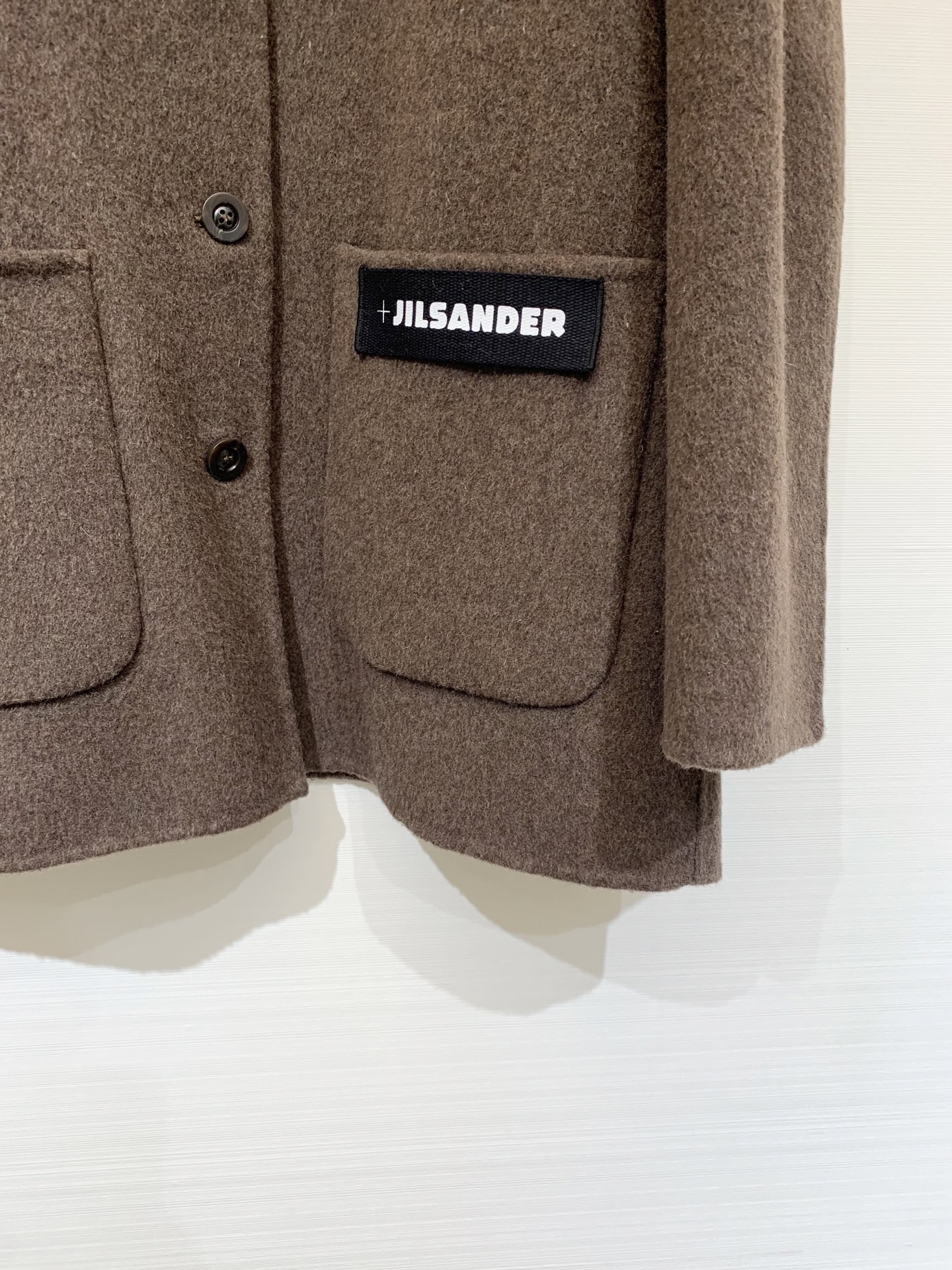 JILSANDER 25秋冬新款 🤎做旧皮领双面羊毛大衣 中长款版型 采用绵羊毛、桑蚕丝和驼绒混纺面料 