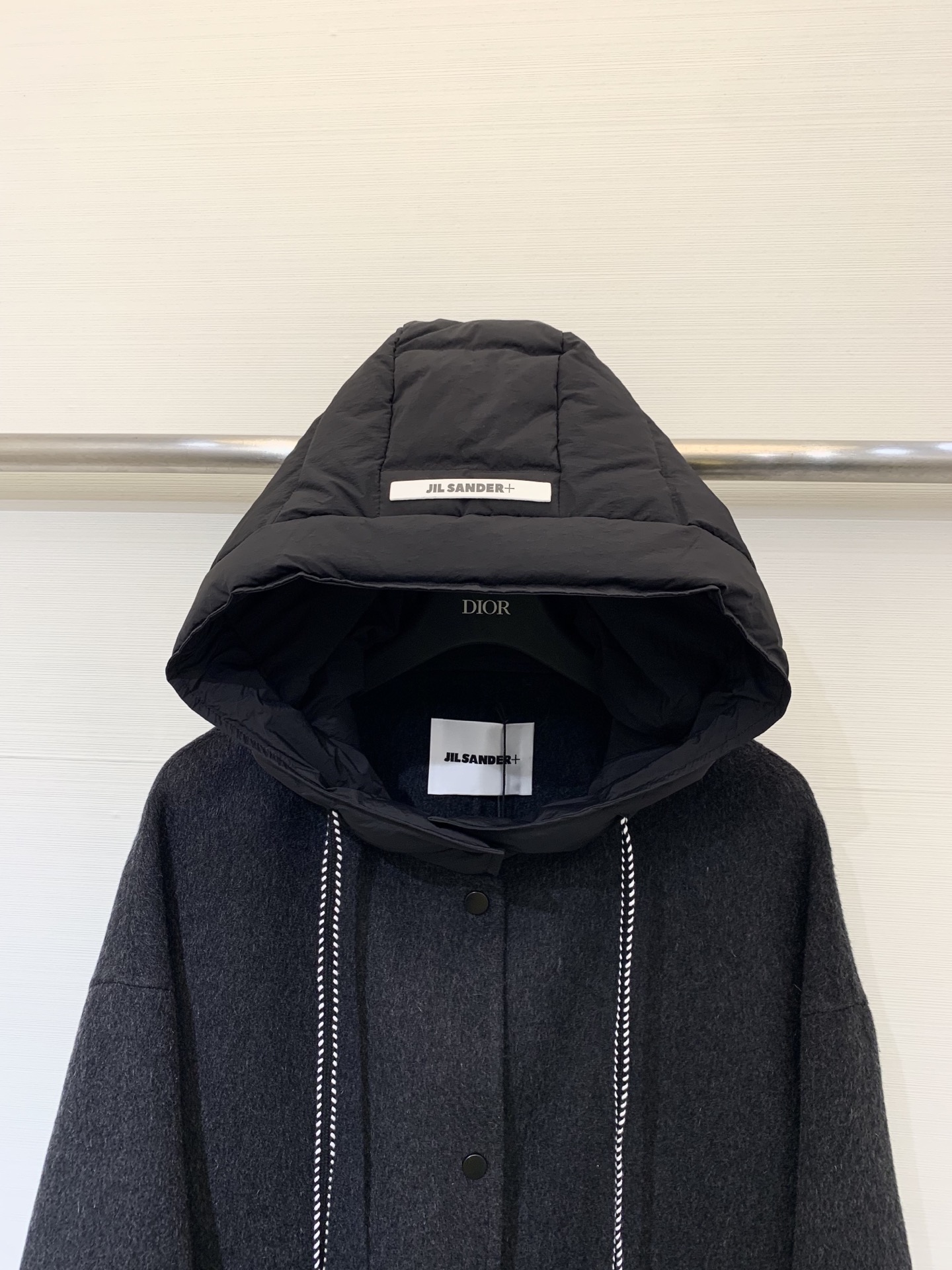 JILSANDER 25秋冬新款 羽绒帽羊毛大衣 经典拼接羽绒帽设计 独特的撞色明线抽绳➕皮牌logo点