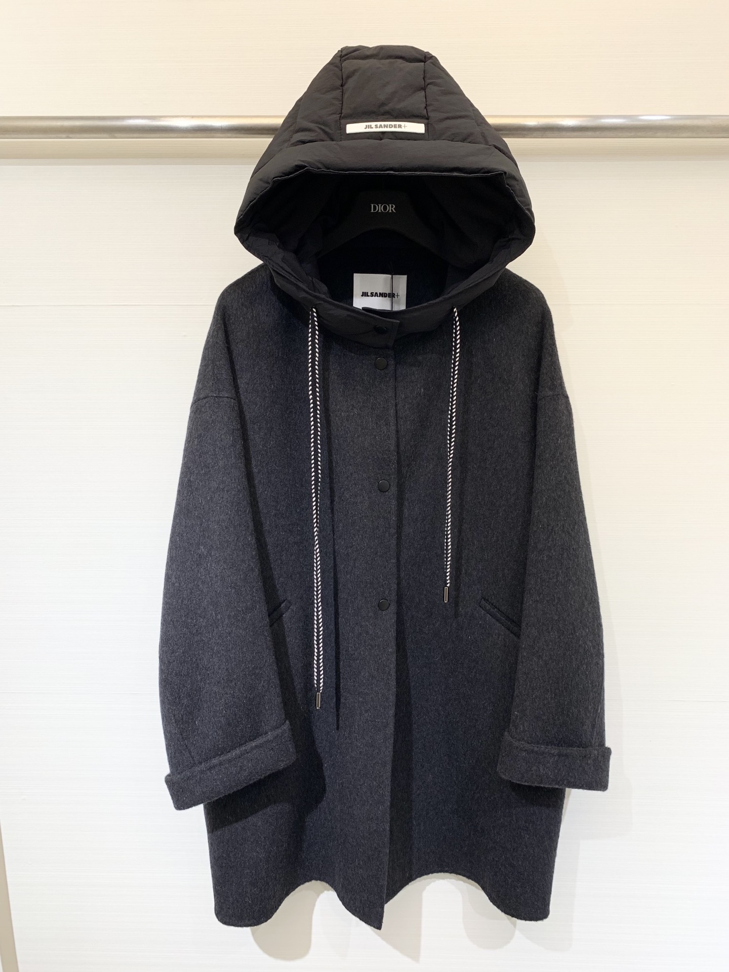 JILSANDER 25秋冬新款 羽绒帽羊毛大衣 经典拼接羽绒帽设计 独特的撞色明线抽绳➕皮牌logo点