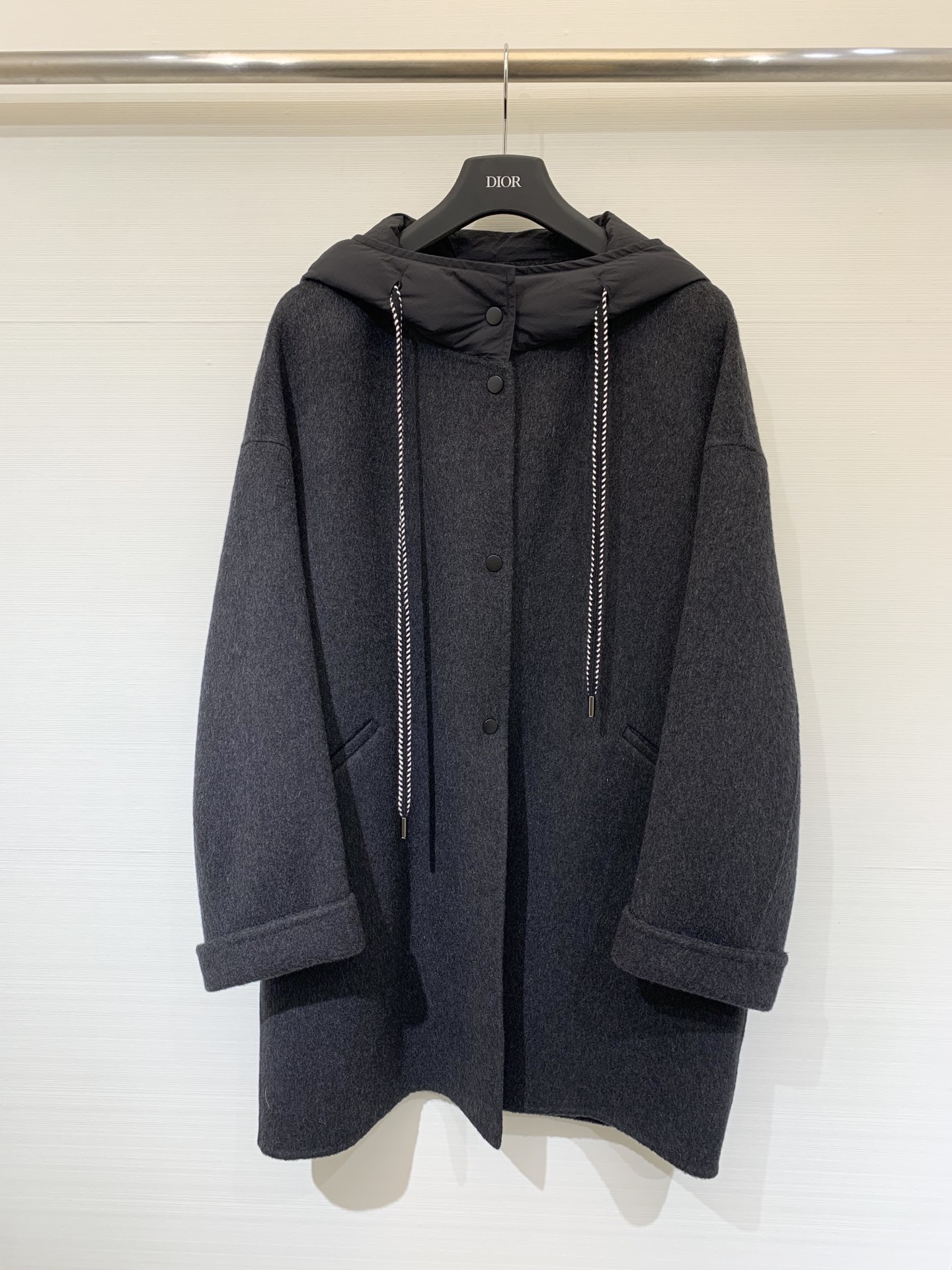 JILSANDER 25秋冬新款 羽绒帽羊毛大衣 经典拼接羽绒帽设计 独特的撞色明线抽绳➕皮牌logo点