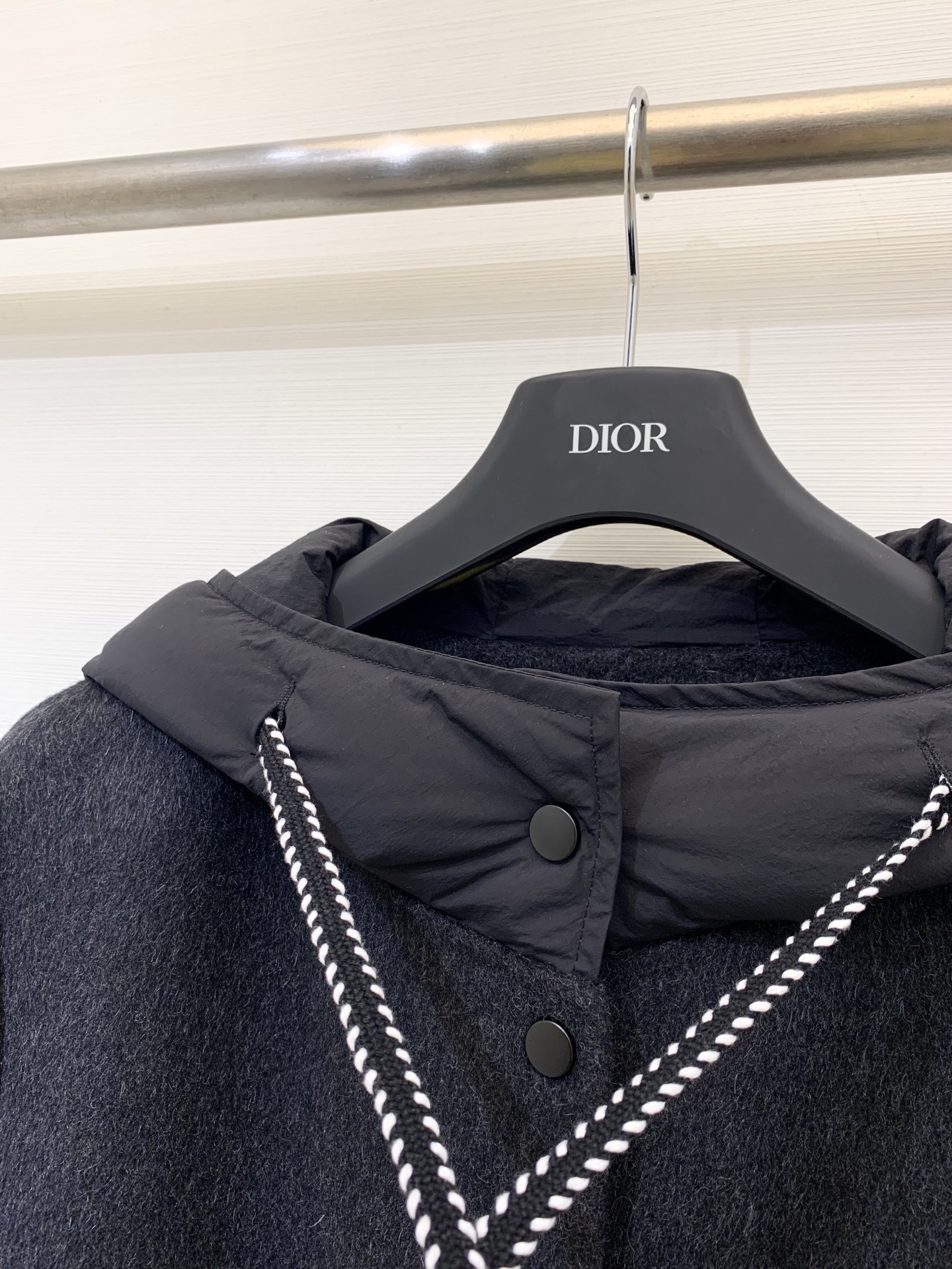 JILSANDER 25秋冬新款 羽绒帽羊毛大衣 经典拼接羽绒帽设计 独特的撞色明线抽绳➕皮牌logo点
