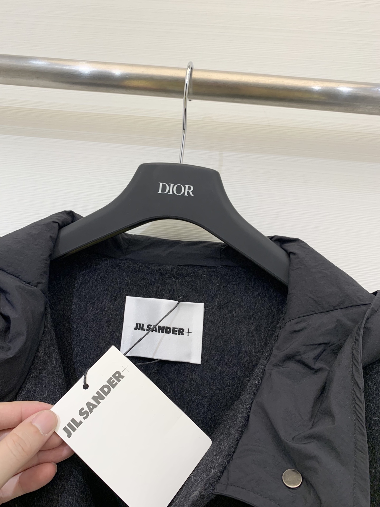 JILSANDER 25秋冬新款 羽绒帽羊毛大衣 经典拼接羽绒帽设计 独特的撞色明线抽绳➕皮牌logo点