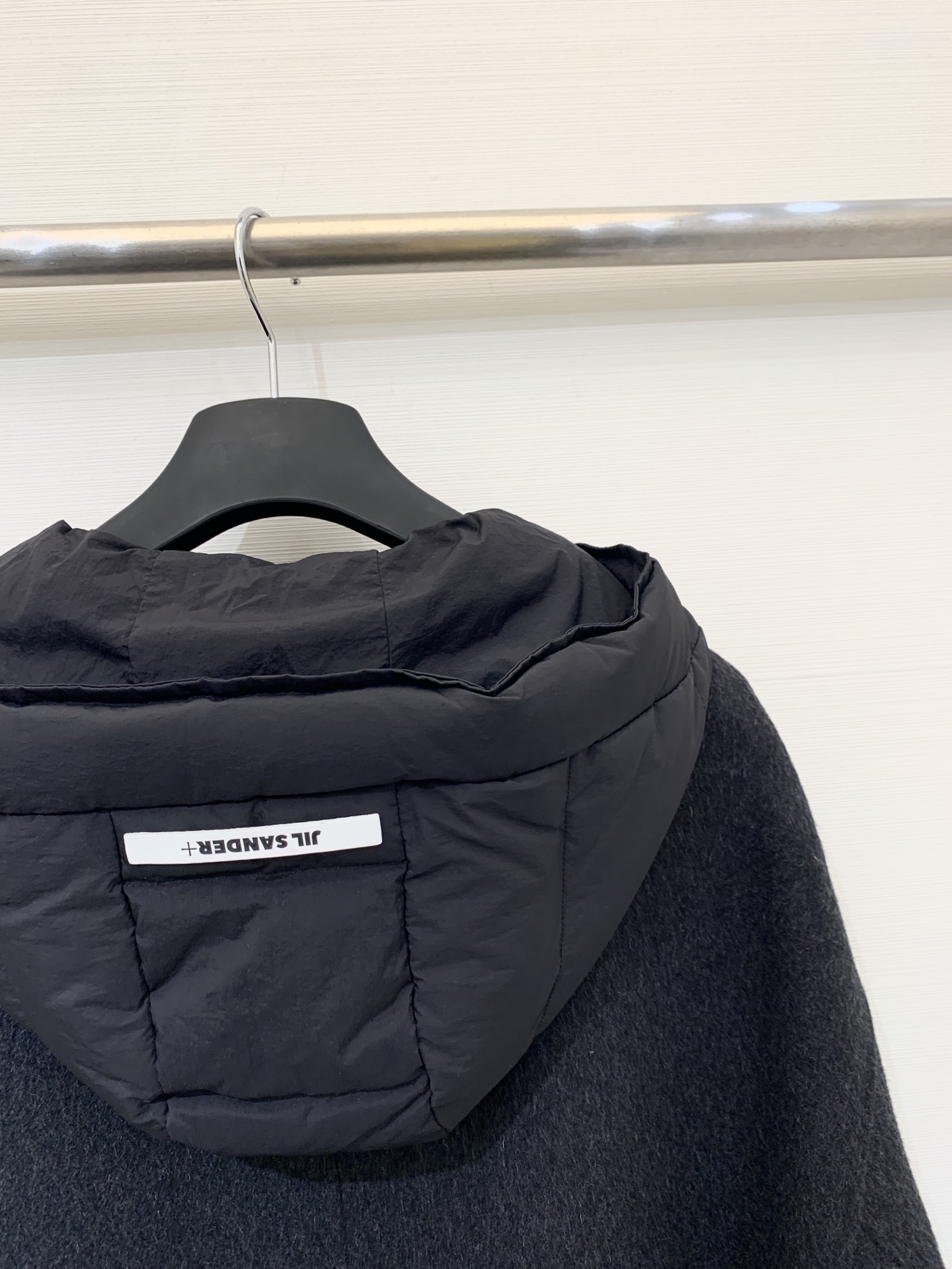 JILSANDER 25秋冬新款 羽绒帽羊毛大衣 经典拼接羽绒帽设计 独特的撞色明线抽绳➕皮牌logo点