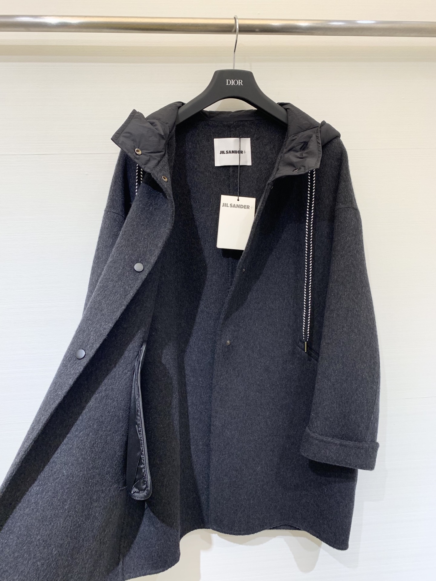 JILSANDER 25秋冬新款 羽绒帽羊毛大衣 经典拼接羽绒帽设计 独特的撞色明线抽绳➕皮牌logo点