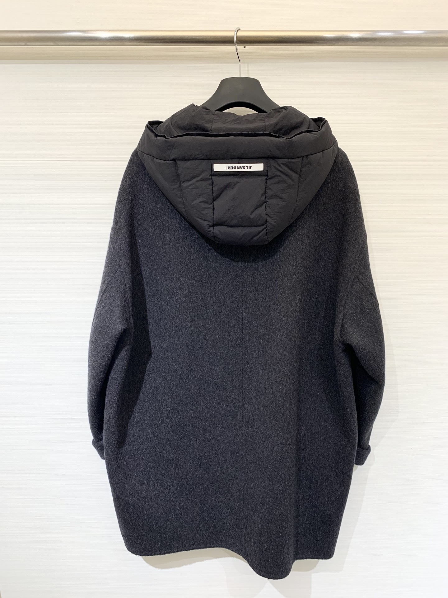 JILSANDER 25秋冬新款 羽绒帽羊毛大衣 经典拼接羽绒帽设计 独特的撞色明线抽绳➕皮牌logo点