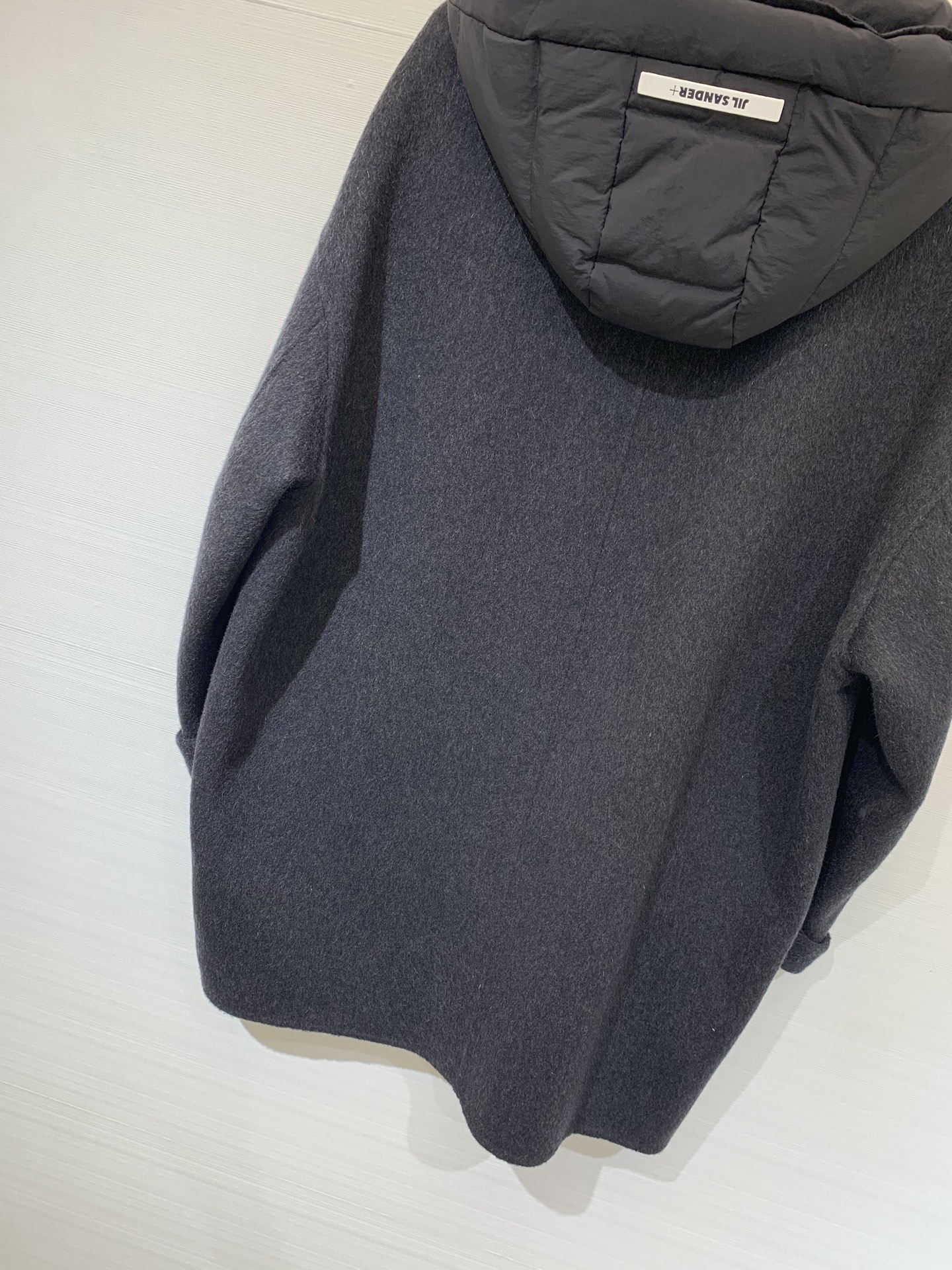JILSANDER 25秋冬新款 羽绒帽羊毛大衣 经典拼接羽绒帽设计 独特的撞色明线抽绳➕皮牌logo点