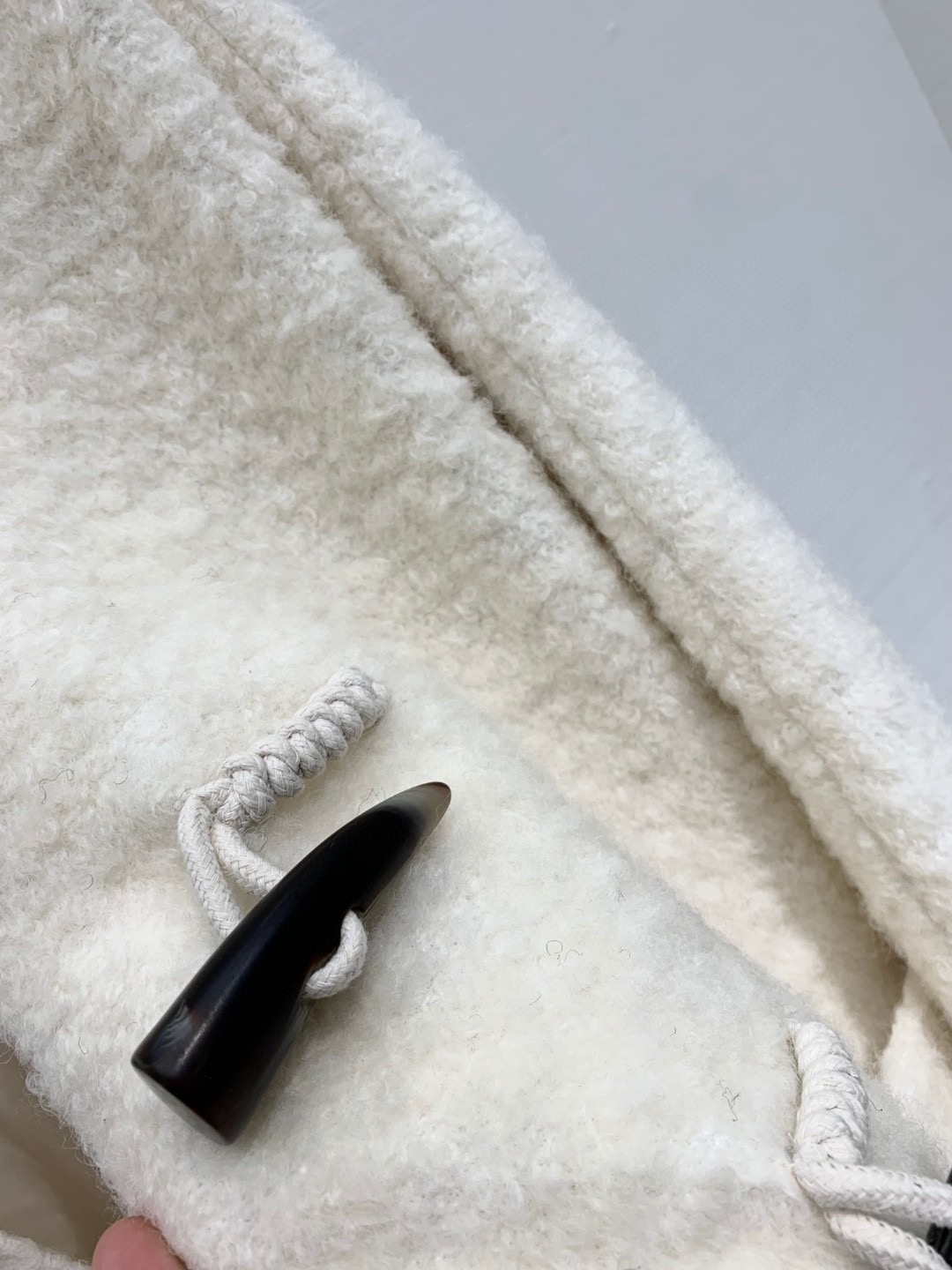 JILSANDER 经典大爆款 🆕秋冬爆款 羊角扣𝐕领羊毛大衣 里衬设计更加舒适 黑色系撞色设计非常百搭