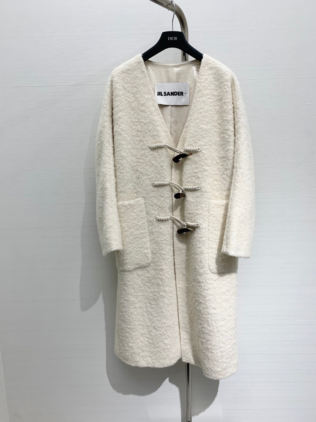 NO:501637,With dust bag JILSANDER Classic hit, autumn and winter hit, sheep horn button-necked wool coat, lining design is more comfortable, black contrasting color design is very versatile and age-reducing, the upper body effect directly makes up for a minimalist and light luxury atmosphere, the inner wear can be matched casually, layering more prominent and layered white, black sml, jil sander, alexander wang19860909配防尘袋JILSANDER 经典大爆款 秋冬爆款 羊角扣领羊毛大衣 里衬设计更加舒适 黑色系撞色设计非常百搭又减龄 上身效果直接弥补一股极简轻奢的气息 内搭随意搭配即可 叠穿更加突出层次感 白色 黑色sml,,jil sander,alexander wang,Women's clothing