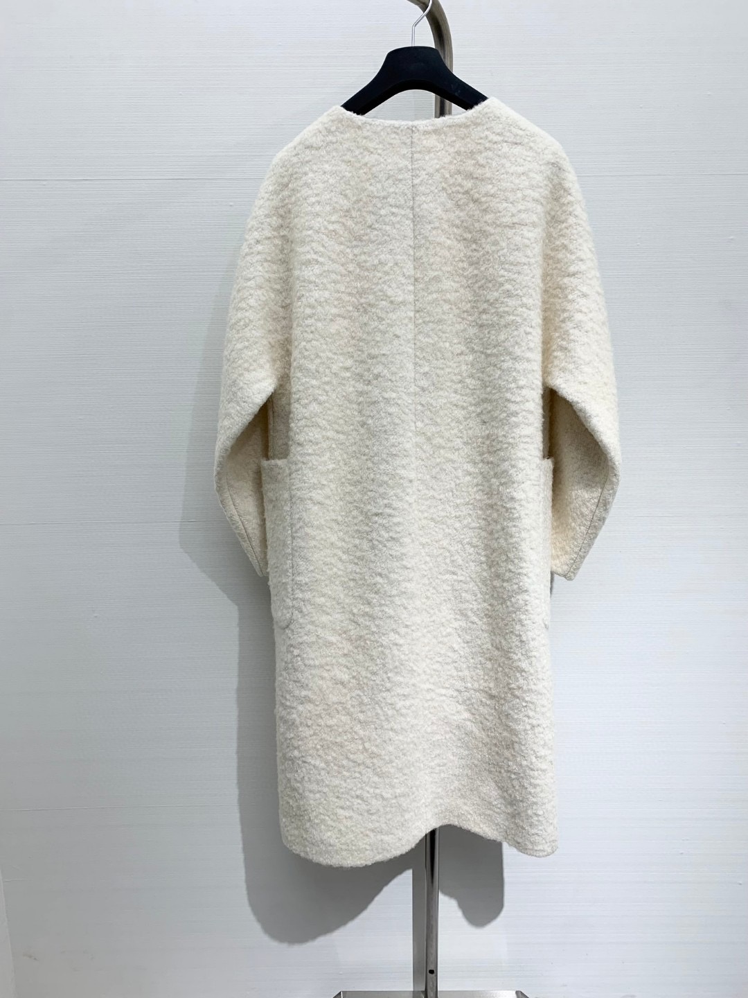 JILSANDER 经典大爆款 🆕秋冬爆款 羊角扣𝐕领羊毛大衣 里衬设计更加舒适 黑色系撞色设计非常百搭