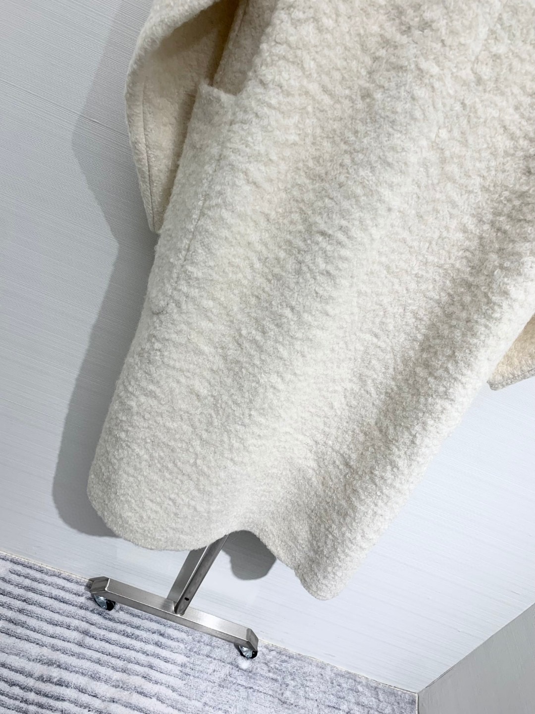 JILSANDER 经典大爆款 🆕秋冬爆款 羊角扣𝐕领羊毛大衣 里衬设计更加舒适 黑色系撞色设计非常百搭