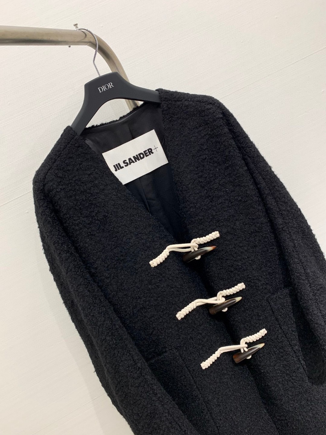 JILSANDER 经典大爆款 🆕秋冬爆款 羊角扣𝐕领羊毛大衣 里衬设计更加舒适 黑色系撞色设计非常百搭