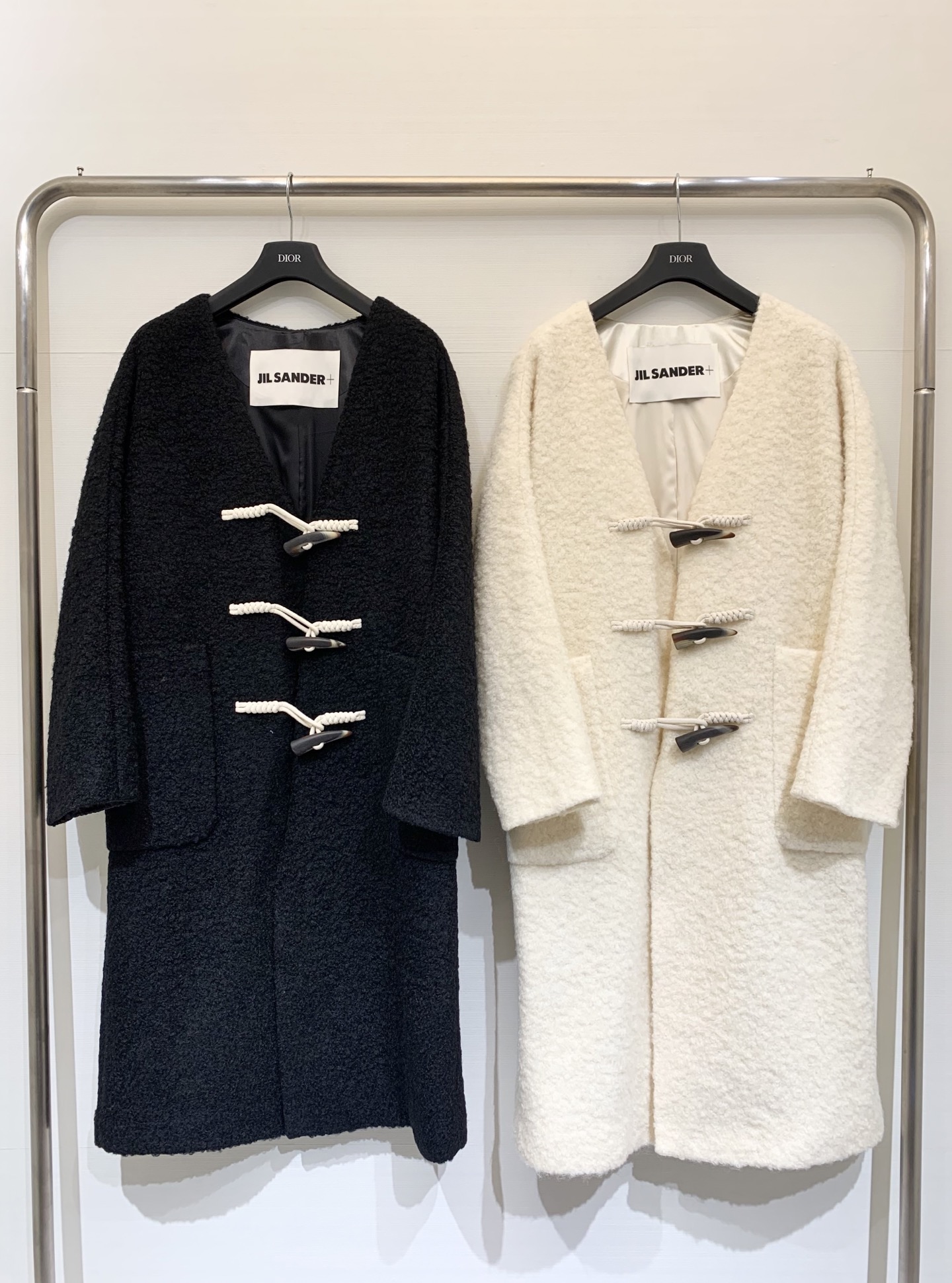 NO:506949,With dust bag JILSANDER Classic hit, autumn and winter hit, sheep horn button-necked wool coat, lining design is more comfortable, black contrasting color design is very versatile and age-reducing, the upper body effect directly makes up for a minimalist and light luxury atmosphere, the inner wear can be matched casually, layering more prominent and layered white, black sml, jil sander, alexander wang19860909配防尘袋JILSANDER 经典大爆款 秋冬爆款 羊角扣领羊毛大衣 里衬设计更加舒适 黑色系撞色设计非常百搭又减龄 上身效果直接弥补一股极简轻奢的气息 内搭随意搭配即可 叠穿更加突出层次感 白色 黑色sml,,jil sander,alexander wang,Women's clothing