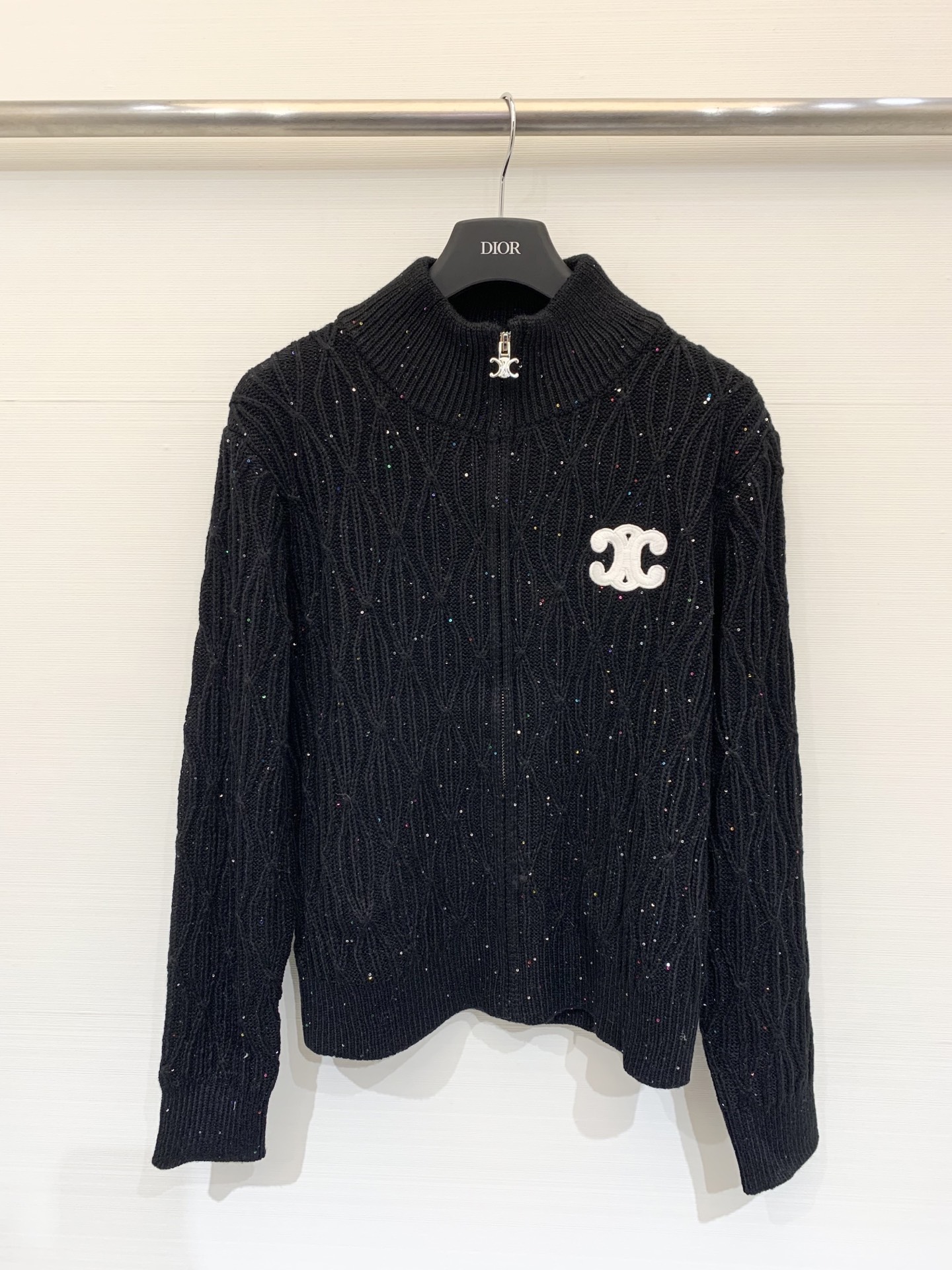 𝐂𝐞𝐥𝐢𝐧𝐞 𝟐𝟓秋冬新款 珠片拉链凯旋门Logo针织外套 LOGO修饰点缀 上身高级氛围感🈵️🈵️ 两