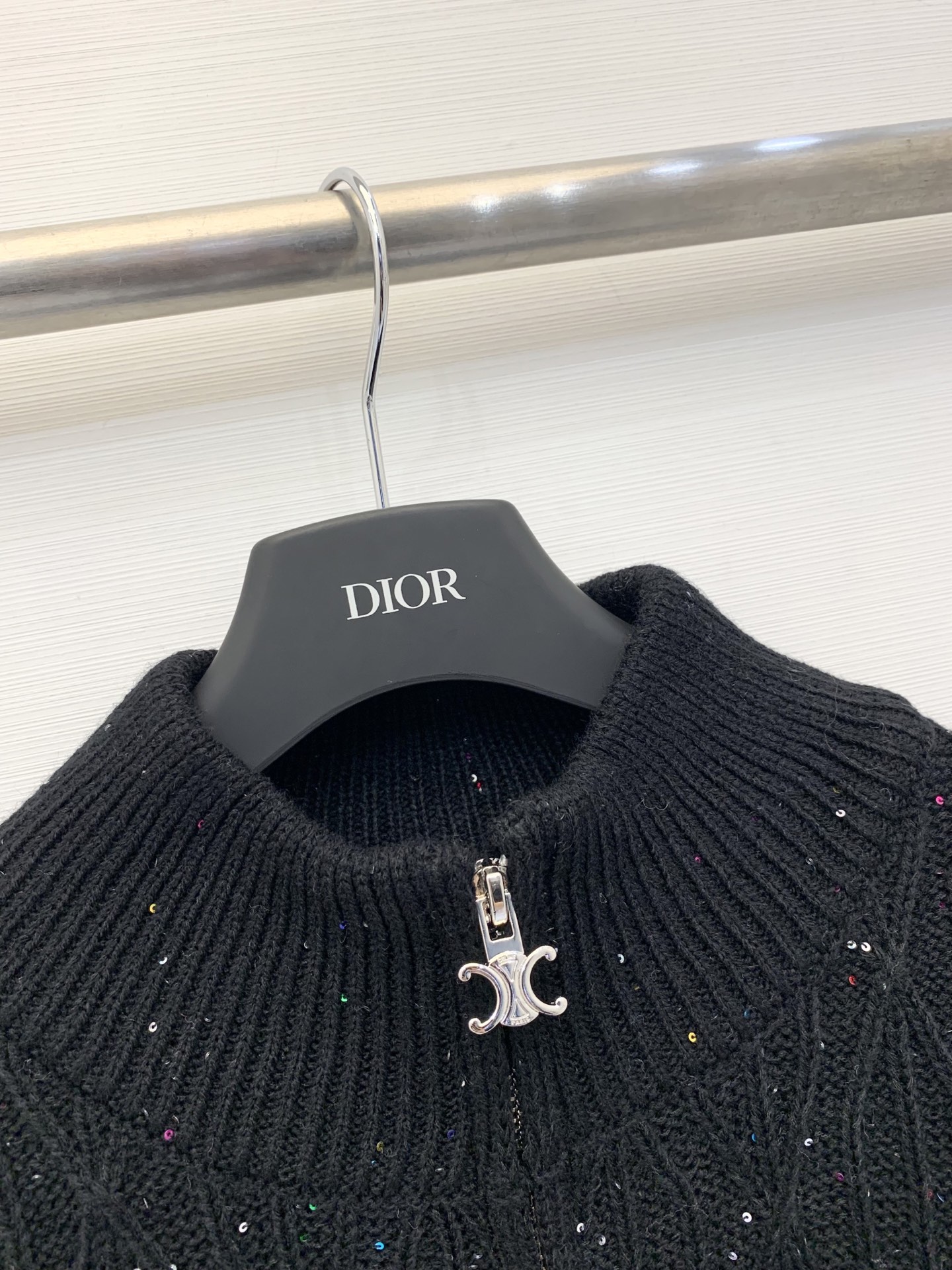 𝐂𝐞𝐥𝐢𝐧𝐞 𝟐𝟓秋冬新款 珠片拉链凯旋门Logo针织外套 LOGO修饰点缀 上身高级氛围感🈵️🈵️ 两