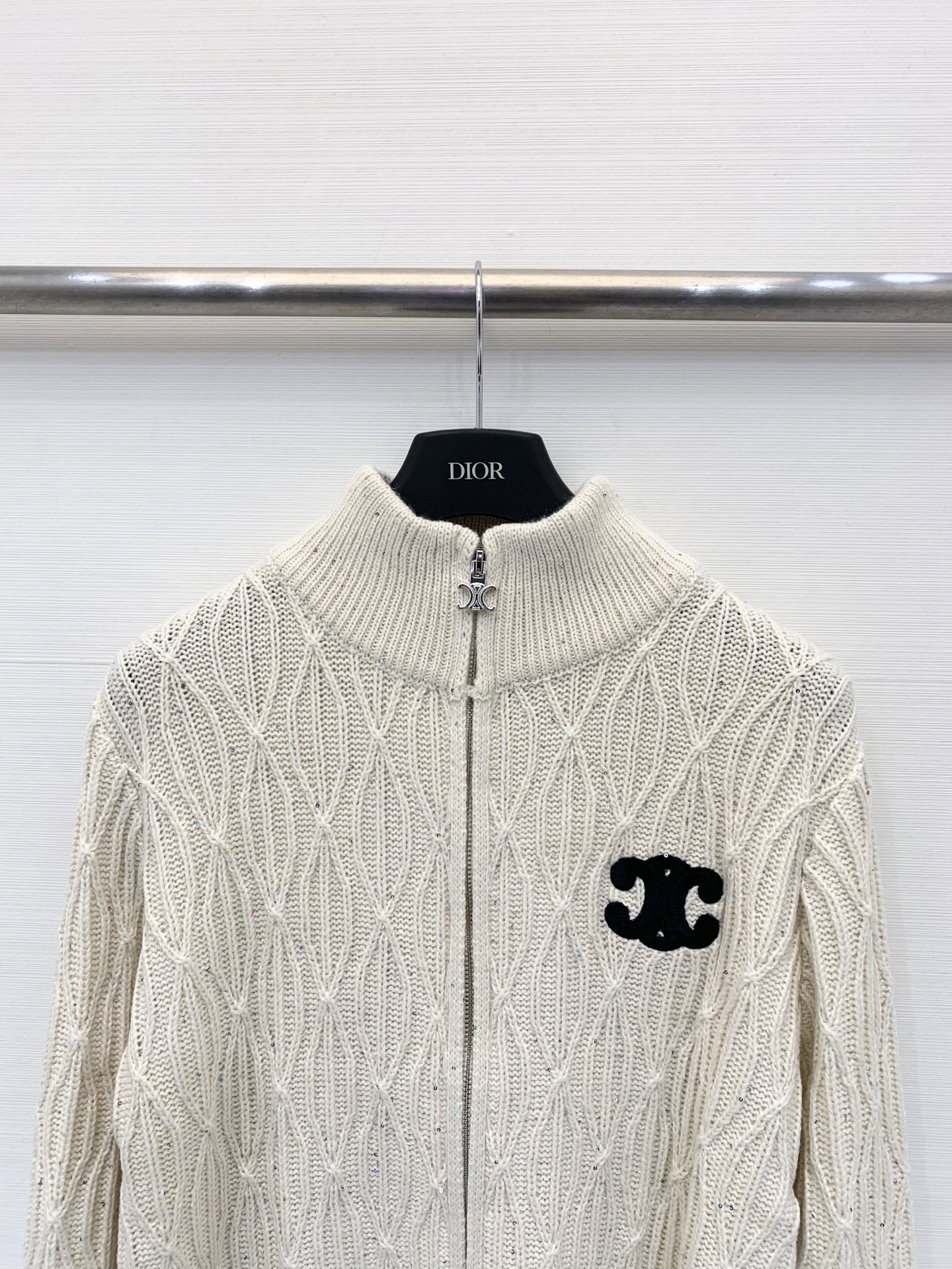 𝐂𝐞𝐥𝐢𝐧𝐞 𝟐𝟓秋冬新款 珠片拉链凯旋门Logo针织外套 LOGO修饰点缀 上身高级氛围感🈵️🈵️ 两