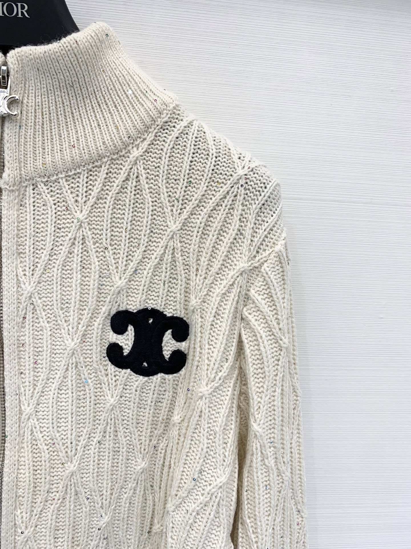 𝐂𝐞𝐥𝐢𝐧𝐞 𝟐𝟓秋冬新款 珠片拉链凯旋门Logo针织外套 LOGO修饰点缀 上身高级氛围感🈵️🈵️ 两