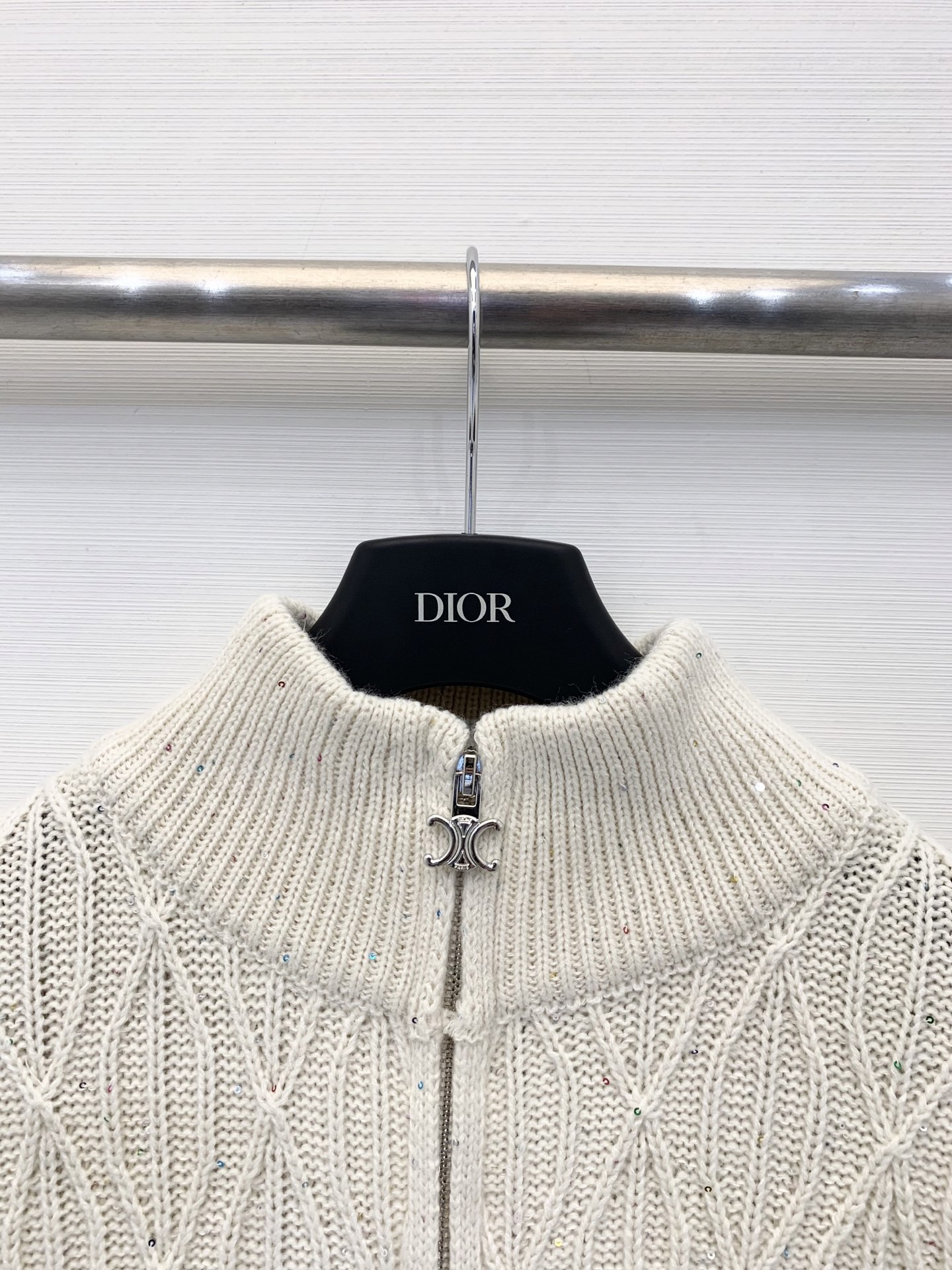 𝐂𝐞𝐥𝐢𝐧𝐞 𝟐𝟓秋冬新款 珠片拉链凯旋门Logo针织外套 LOGO修饰点缀 上身高级氛围感🈵️🈵️ 两