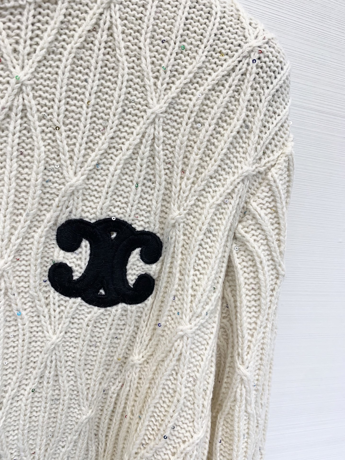 𝐂𝐞𝐥𝐢𝐧𝐞 𝟐𝟓秋冬新款 珠片拉链凯旋门Logo针织外套 LOGO修饰点缀 上身高级氛围感🈵️🈵️ 两