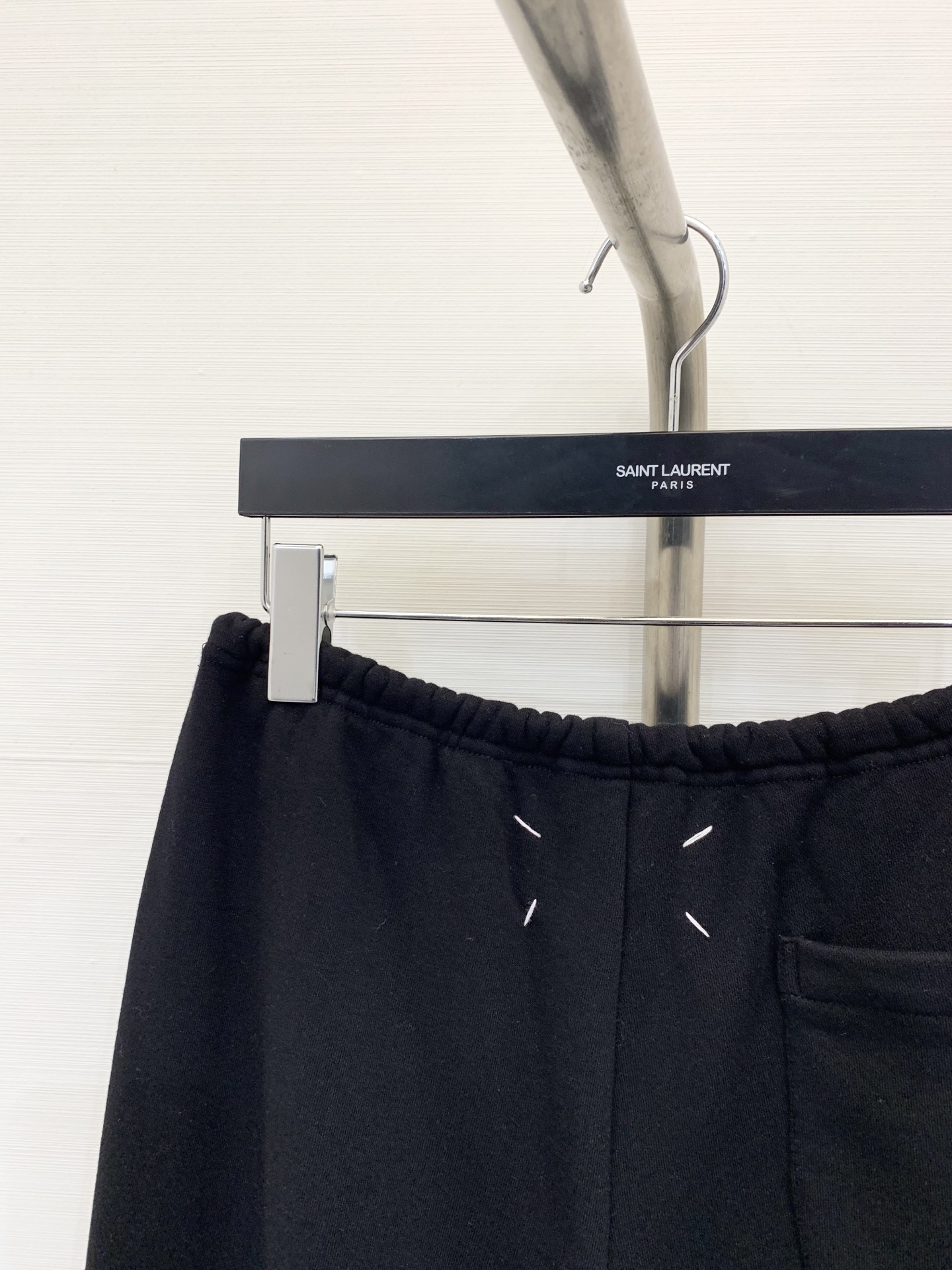 MM6 2025秋季新款 休闲百搭阔腿抽绳卫裤 抽绳系成蝴蝶结打造高腰线 腰头自然磨破工艺 凌乱美感十足