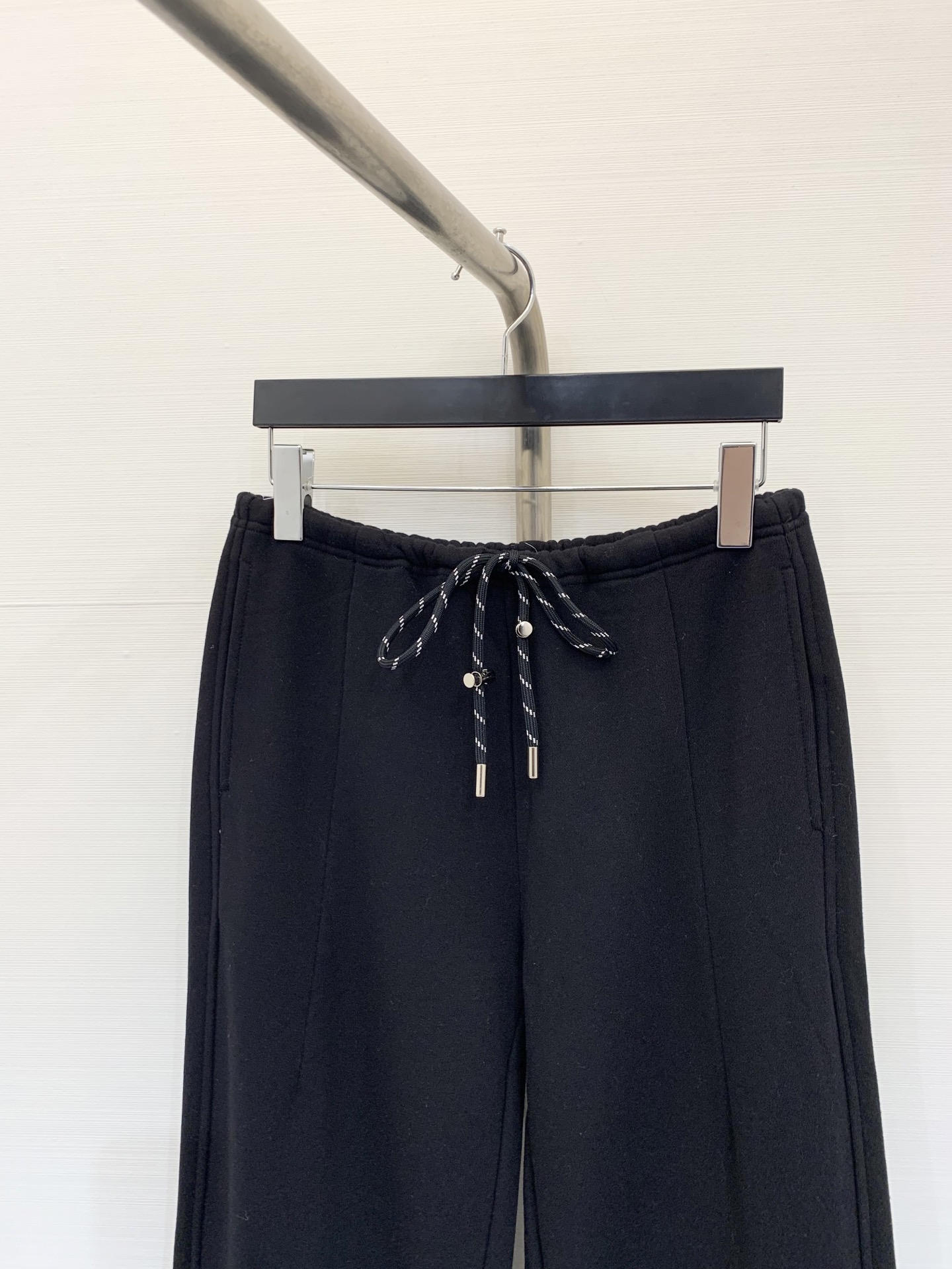 MM6 2025秋季新款 休闲百搭阔腿抽绳卫裤 抽绳系成蝴蝶结打造高腰线 腰头自然磨破工艺 凌乱美感十足