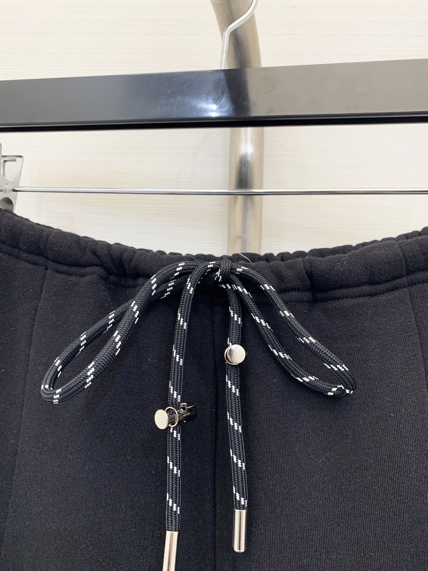 MM6 2025秋季新款 休闲百搭阔腿抽绳卫裤 抽绳系成蝴蝶结打造高腰线 腰头自然磨破工艺 凌乱美感十足