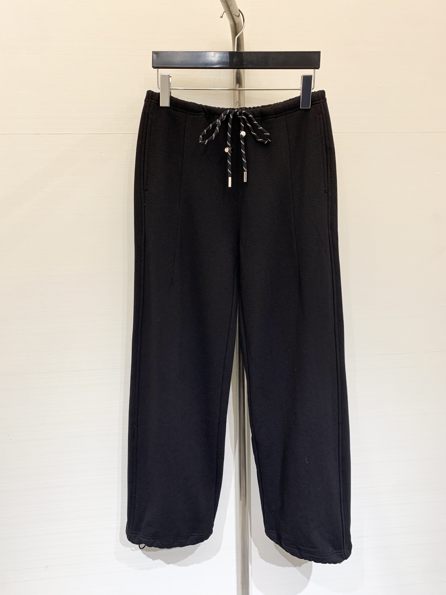 NO:501655,MM6 2025 autumn new style casual and versatile wide-leg drawstring trousers. Drawstring is tied into a bow to create a high waistline. The waist is naturally worn and broken. It is full of messy and beautiful. Some hair running is normal. The normal design is sml,,masion margiela,alexander wang19860909MM6 2025秋季新款 休闲百搭阔腿抽绳卫裤 抽绳系成蝴蝶结打造高腰线 腰头自然磨破工艺 凌乱美感十足 部分跑毛属于正常现象 正常设计所在 码数sml,,masion margiela,alexander wang,Women's clothing