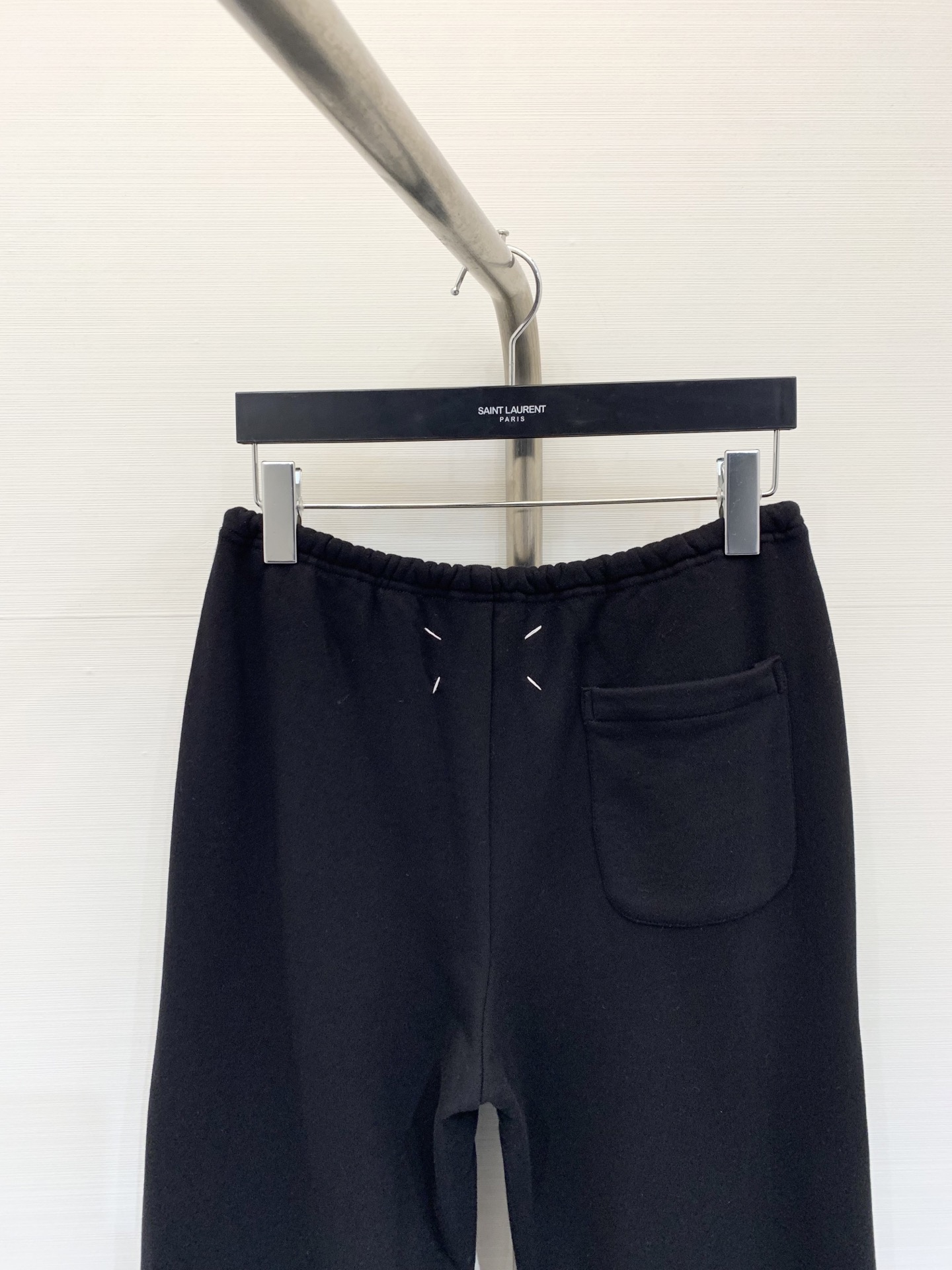 MM6 2025秋季新款 休闲百搭阔腿抽绳卫裤 抽绳系成蝴蝶结打造高腰线 腰头自然磨破工艺 凌乱美感十足