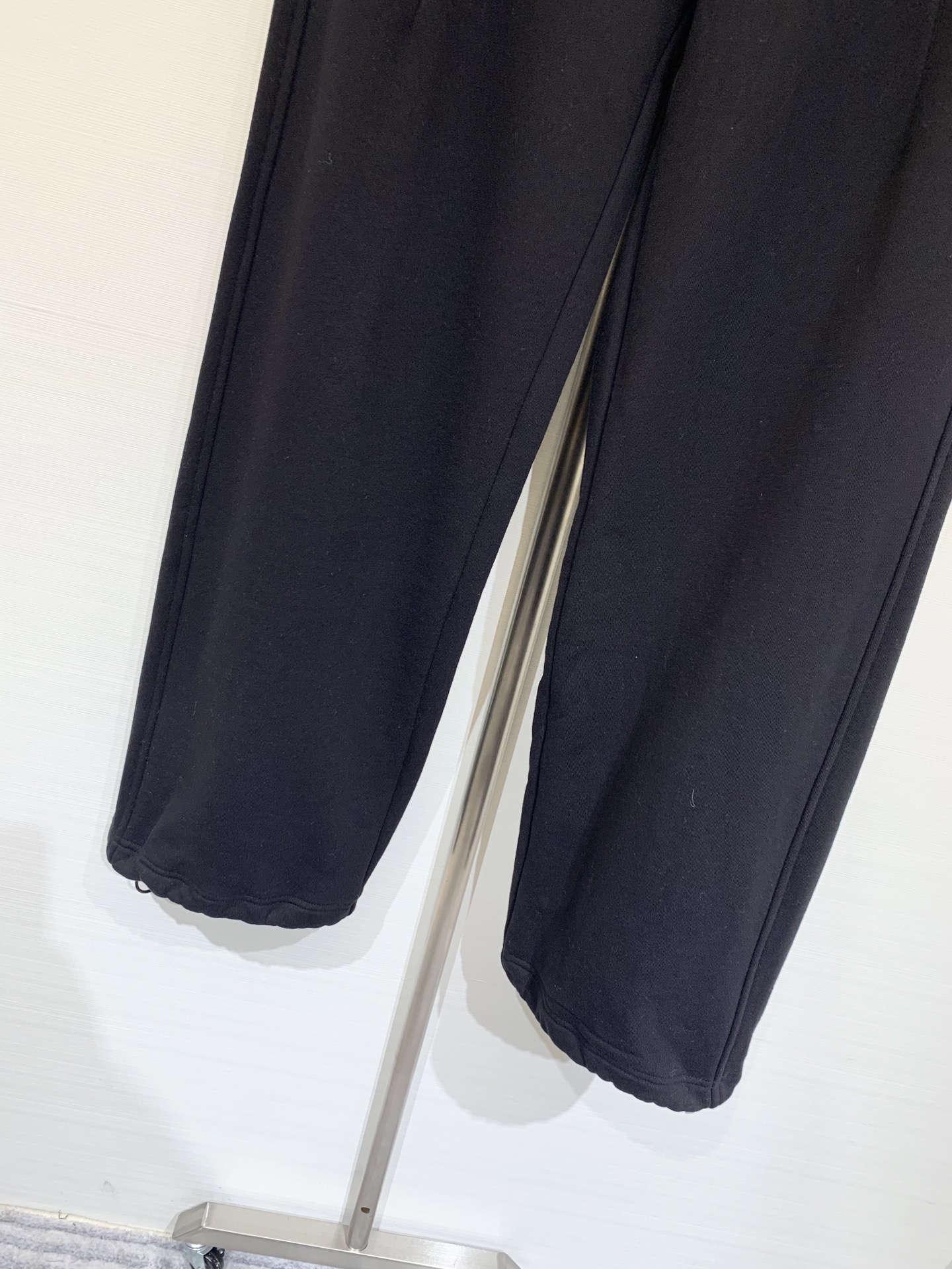 MM6 2025秋季新款 休闲百搭阔腿抽绳卫裤 抽绳系成蝴蝶结打造高腰线 腰头自然磨破工艺 凌乱美感十足