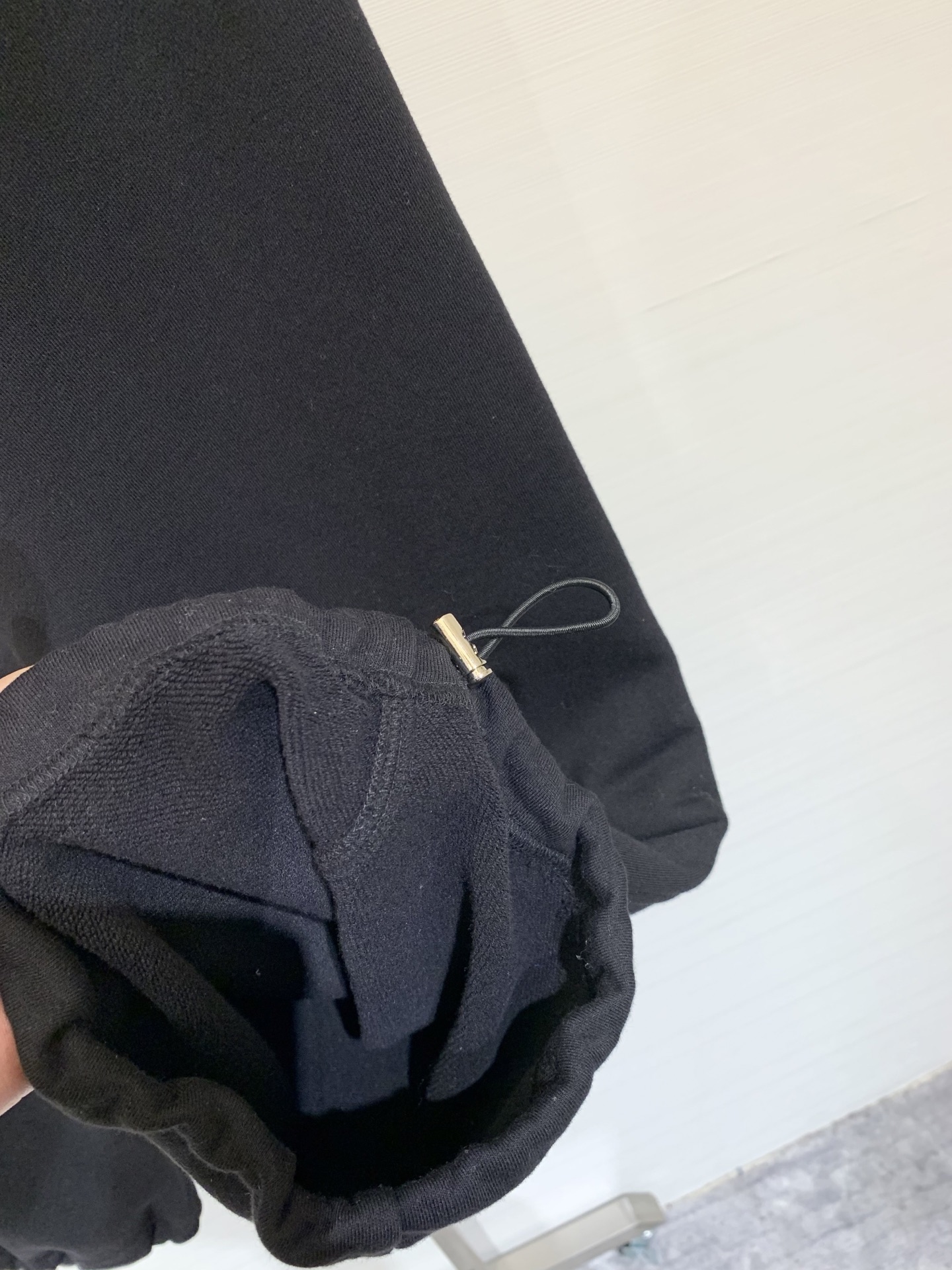 MM6 2025秋季新款 休闲百搭阔腿抽绳卫裤 抽绳系成蝴蝶结打造高腰线 腰头自然磨破工艺 凌乱美感十足