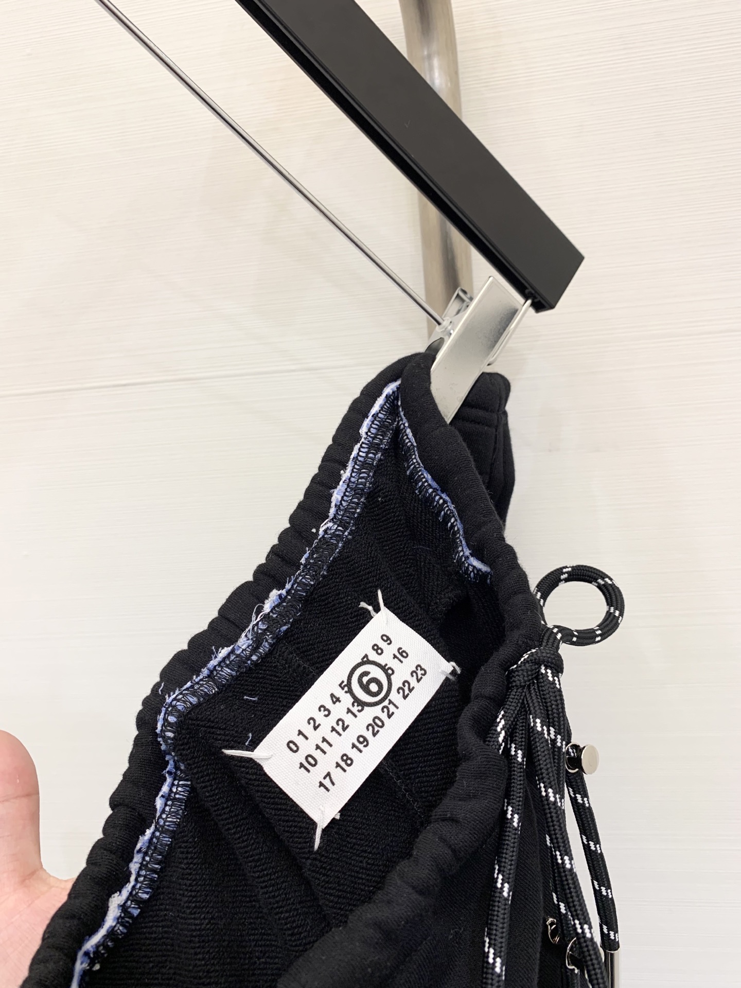 MM6 2025秋季新款 休闲百搭阔腿抽绳卫裤 抽绳系成蝴蝶结打造高腰线 腰头自然磨破工艺 凌乱美感十足