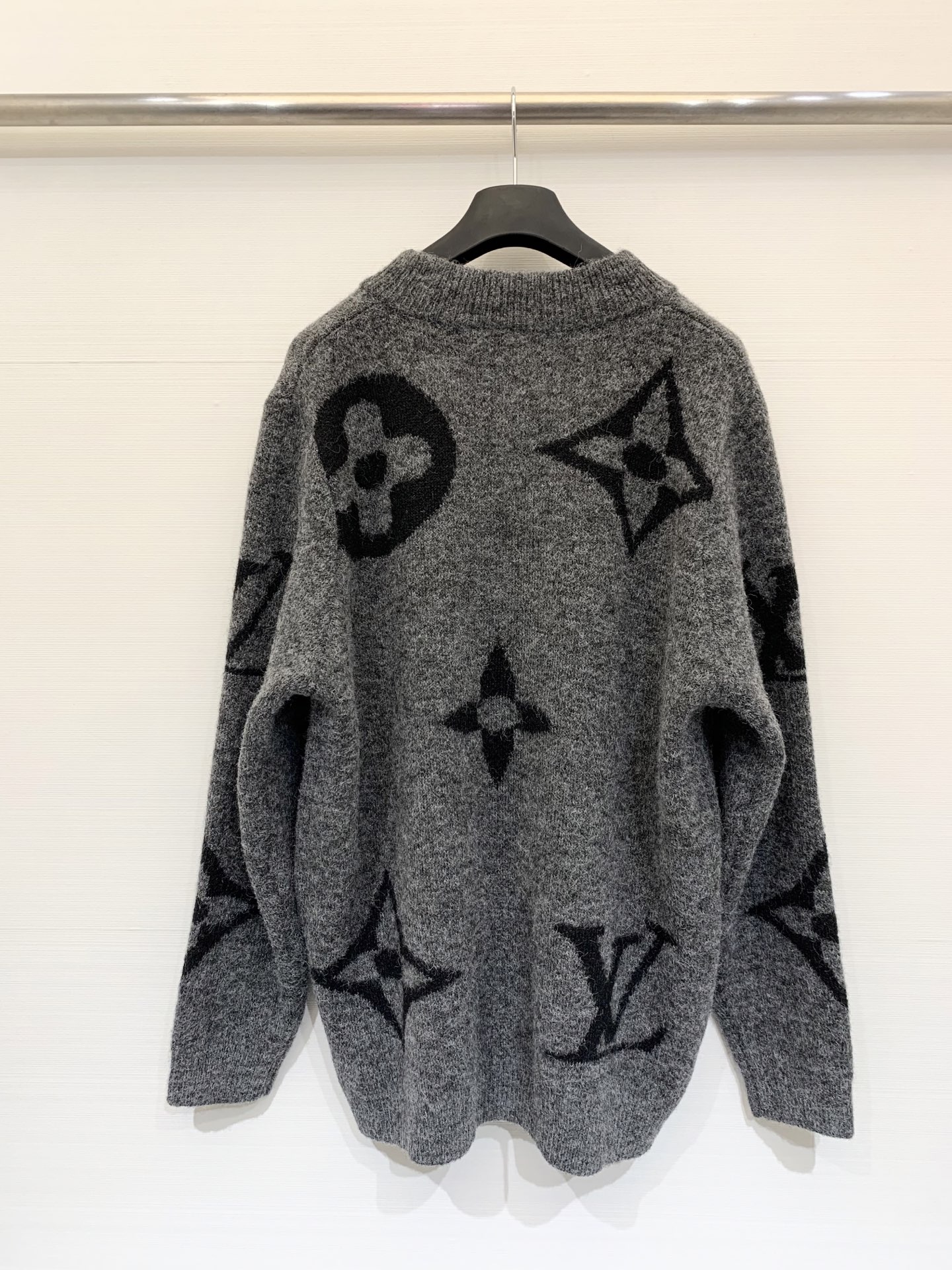 LouisVuit*on 𝟐𝟓秋冬新款 圆领拉链Logo长袖款 logo图案修饰点缀 上身高级氛围感🈵️