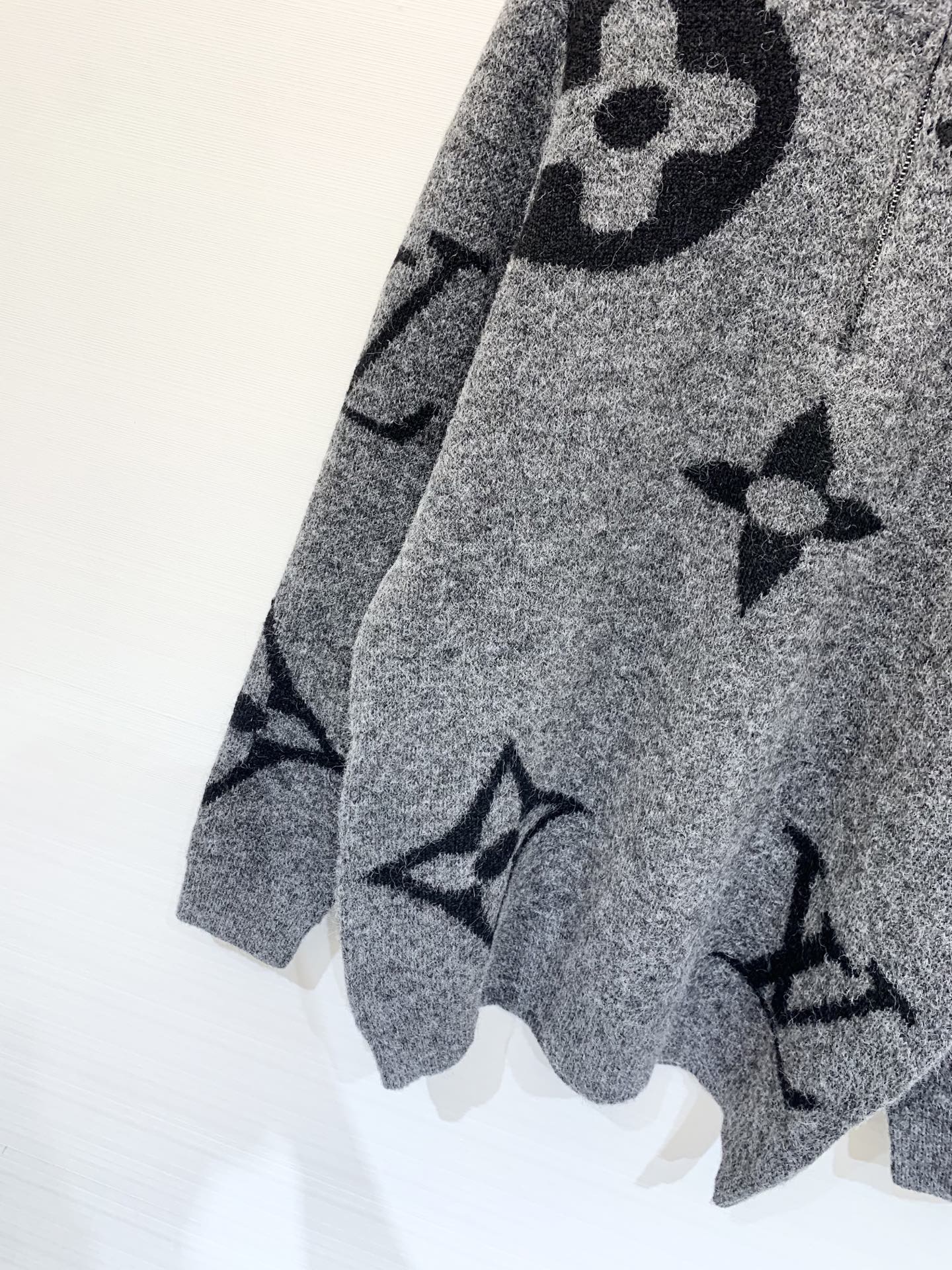 LouisVuit*on 𝟐𝟓秋冬新款 圆领拉链Logo长袖款 logo图案修饰点缀 上身高级氛围感🈵️