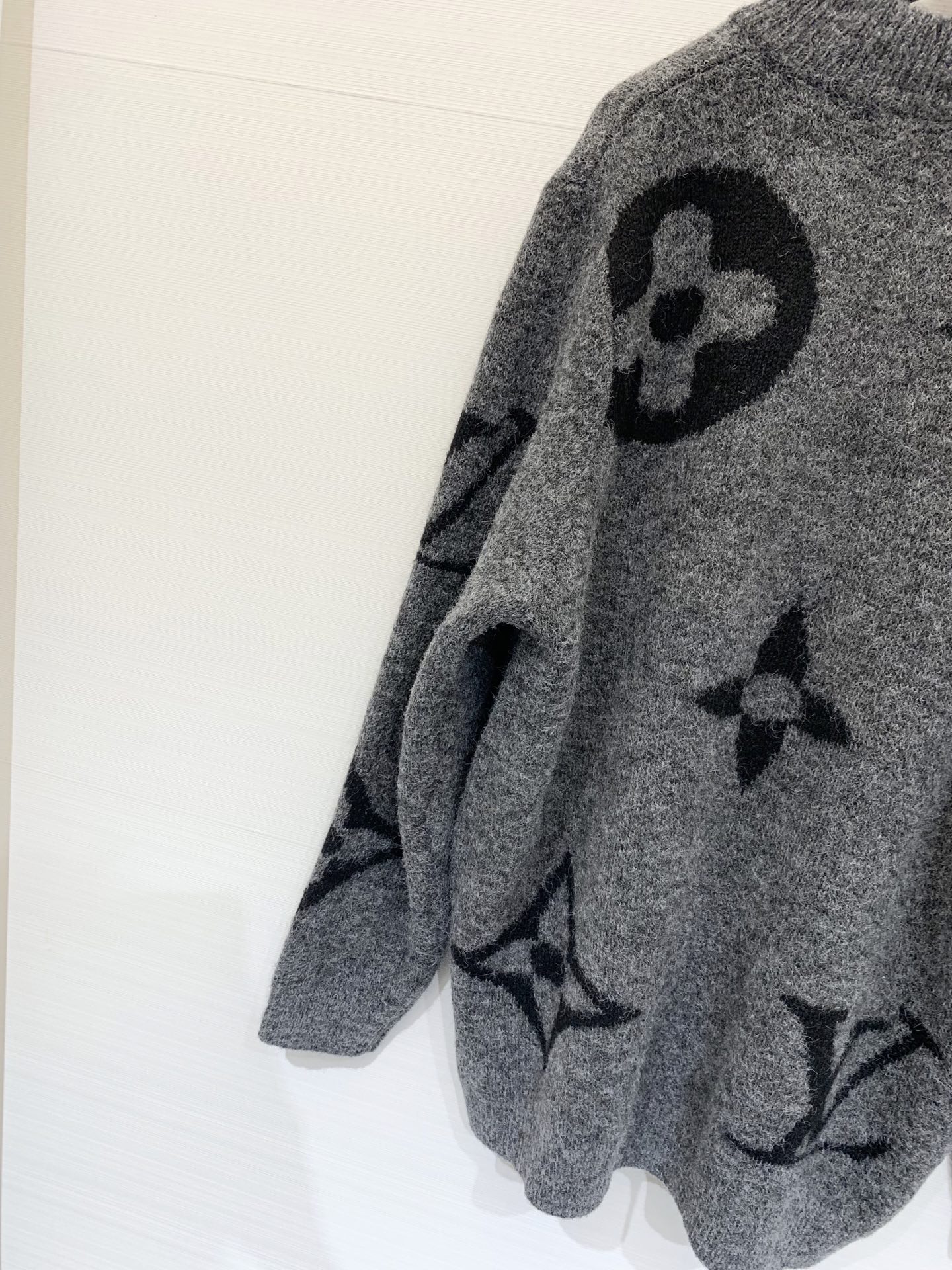 LouisVuit*on 𝟐𝟓秋冬新款 圆领拉链Logo长袖款 logo图案修饰点缀 上身高级氛围感🈵️