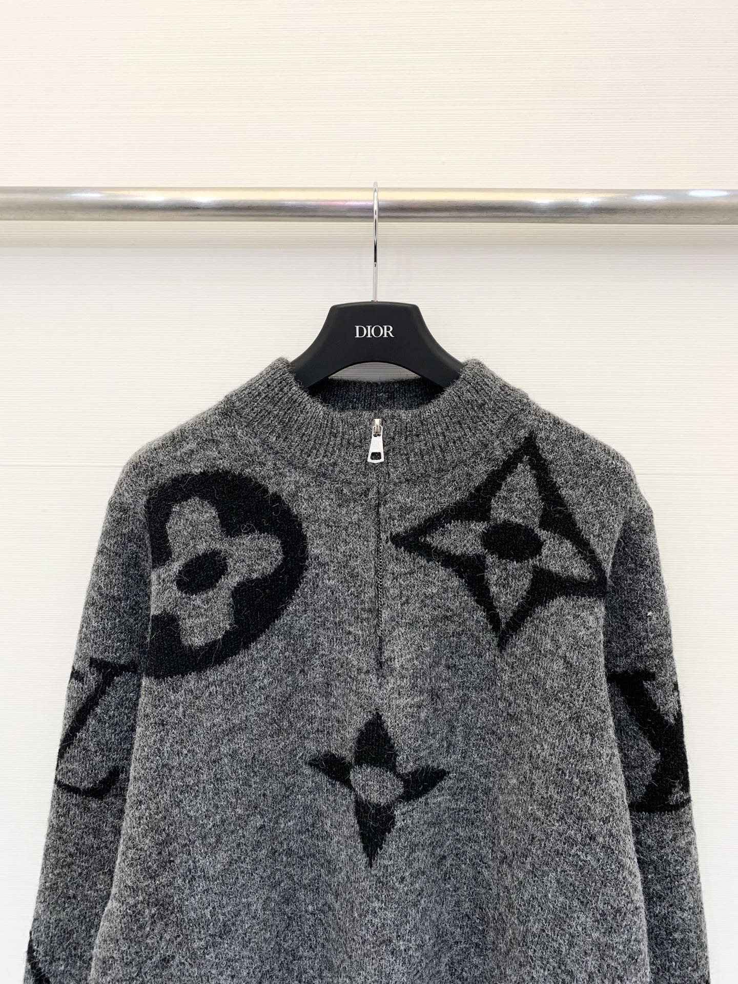 LouisVuit*on 𝟐𝟓秋冬新款 圆领拉链Logo长袖款 logo图案修饰点缀 上身高级氛围感🈵️