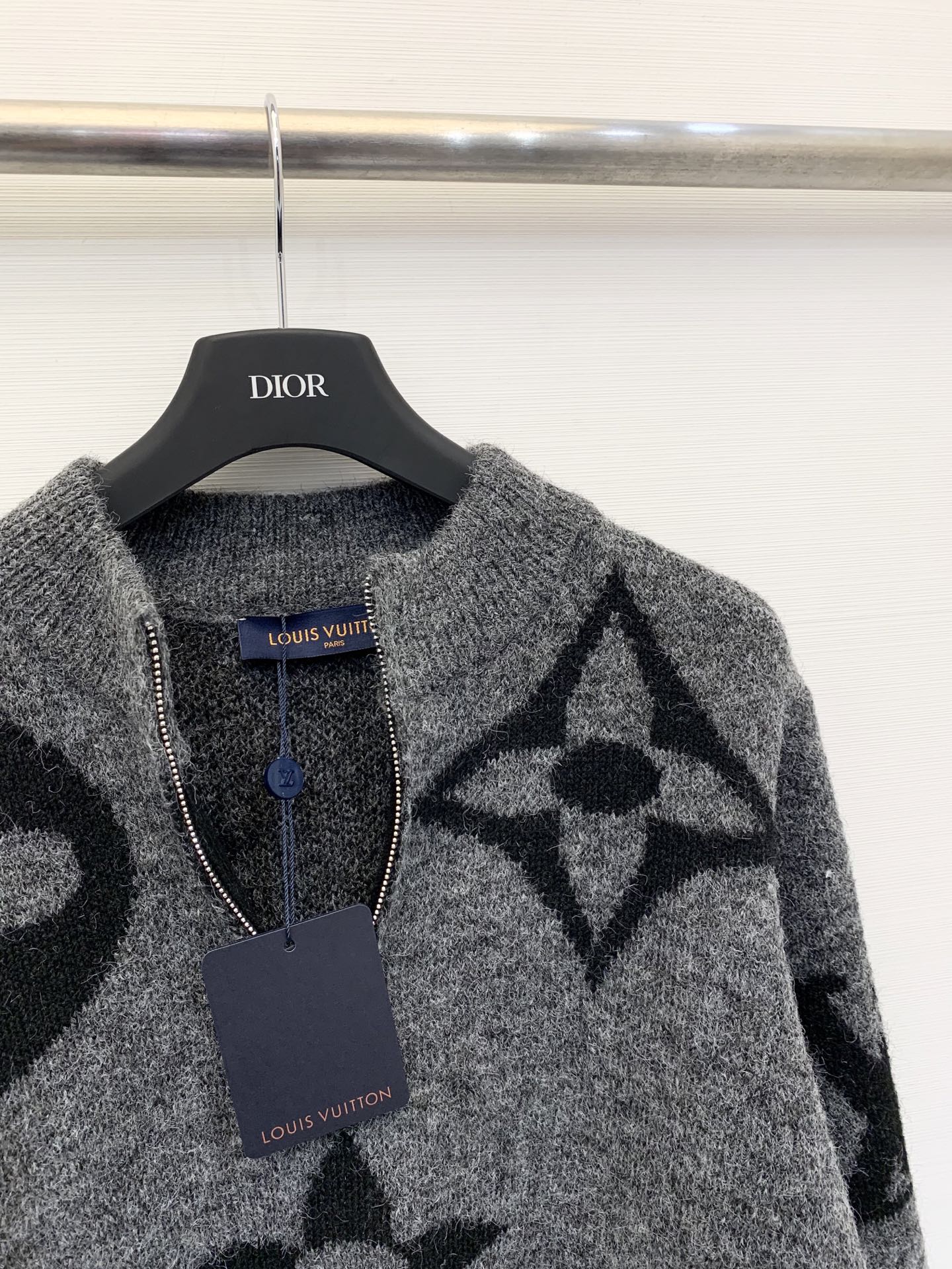 LouisVuit*on 𝟐𝟓秋冬新款 圆领拉链Logo长袖款 logo图案修饰点缀 上身高级氛围感🈵️