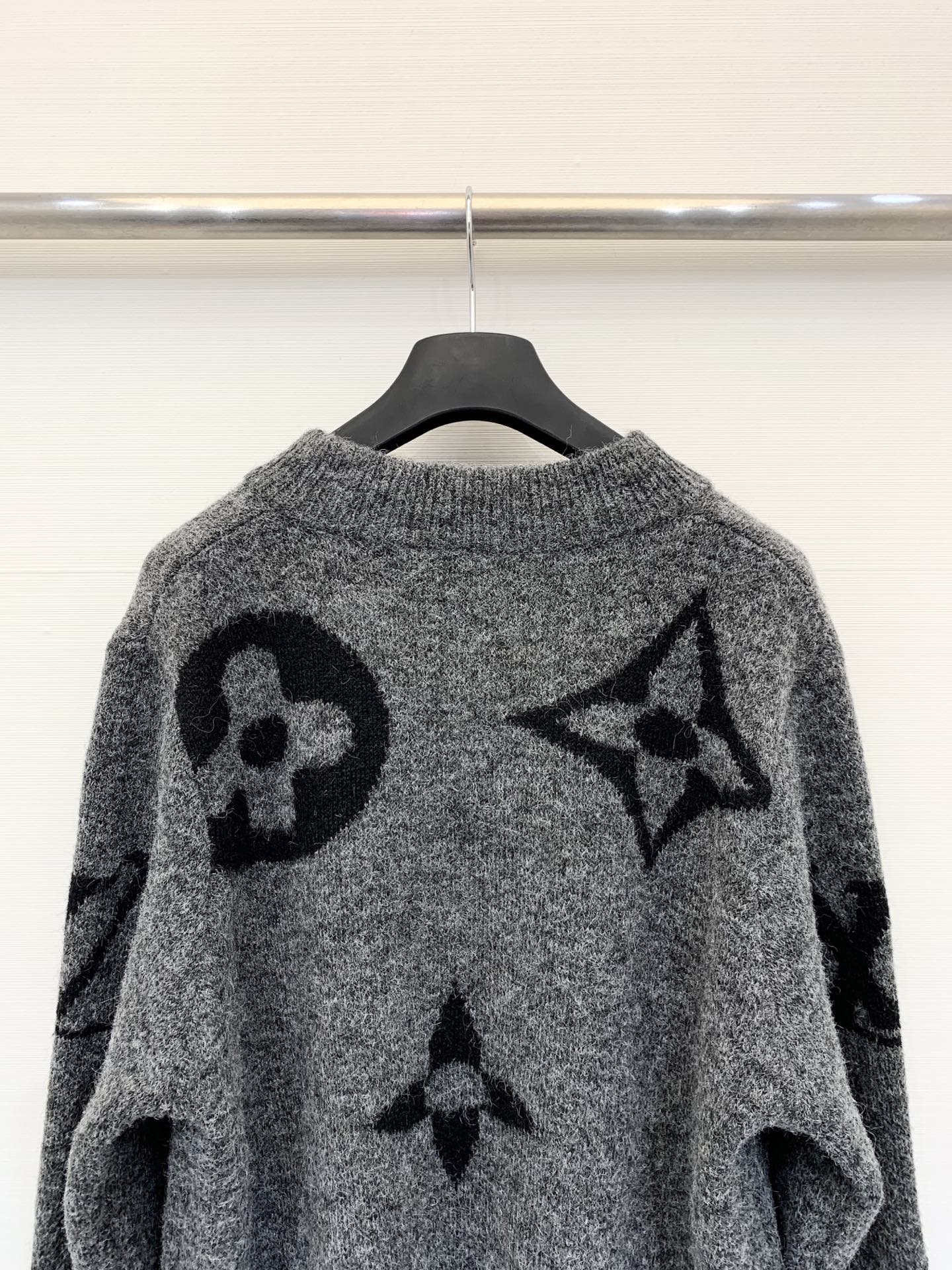 LouisVuit*on 𝟐𝟓秋冬新款 圆领拉链Logo长袖款 logo图案修饰点缀 上身高级氛围感🈵️