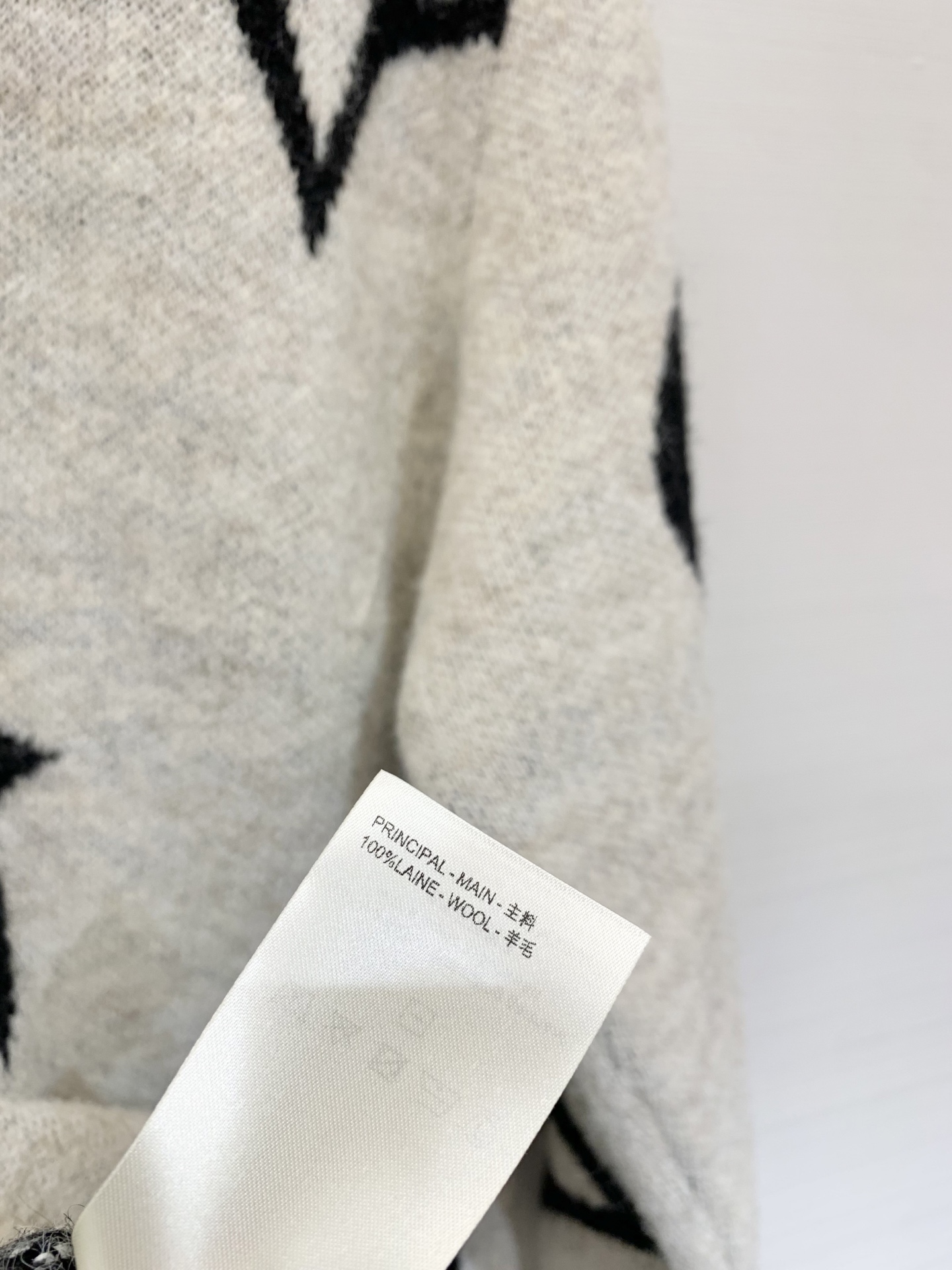 LouisVuit*on 𝟐𝟓秋冬新款 圆领拉链Logo长袖款 logo图案修饰点缀 上身高级氛围感🈵️