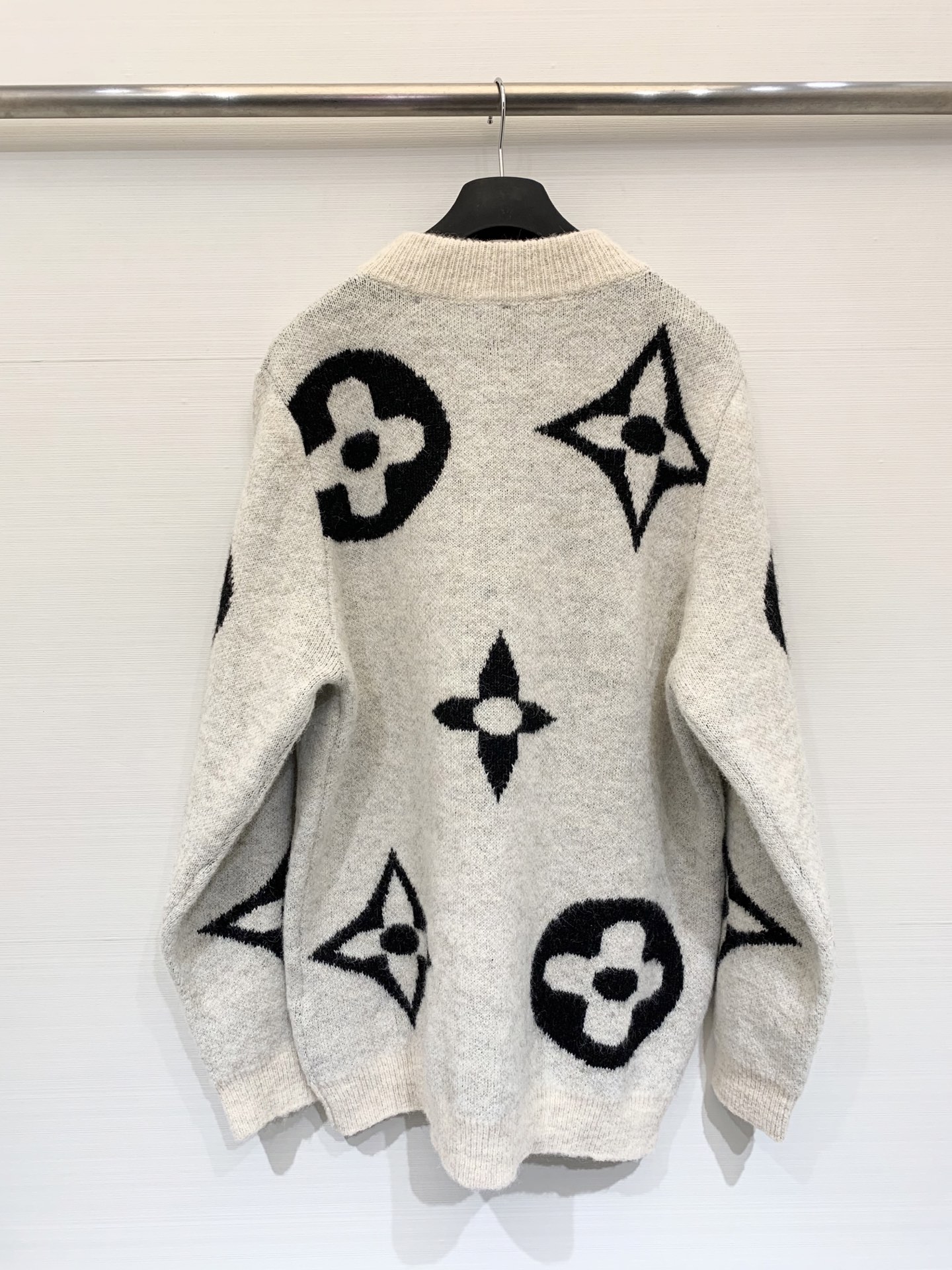 LouisVuit*on 𝟐𝟓秋冬新款 圆领拉链Logo长袖款 logo图案修饰点缀 上身高级氛围感🈵️