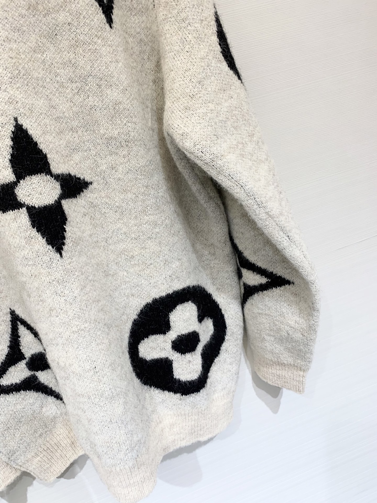 LouisVuit*on 𝟐𝟓秋冬新款 圆领拉链Logo长袖款 logo图案修饰点缀 上身高级氛围感🈵️