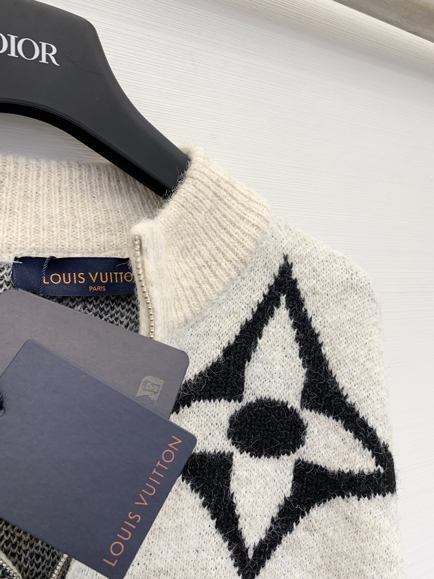 LouisVuit*on 𝟐𝟓秋冬新款 圆领拉链Logo长袖款 logo图案修饰点缀 上身高级氛围感🈵️