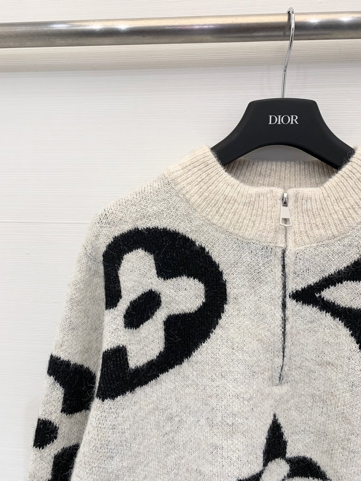 LouisVuit*on 𝟐𝟓秋冬新款 圆领拉链Logo长袖款 logo图案修饰点缀 上身高级氛围感🈵️