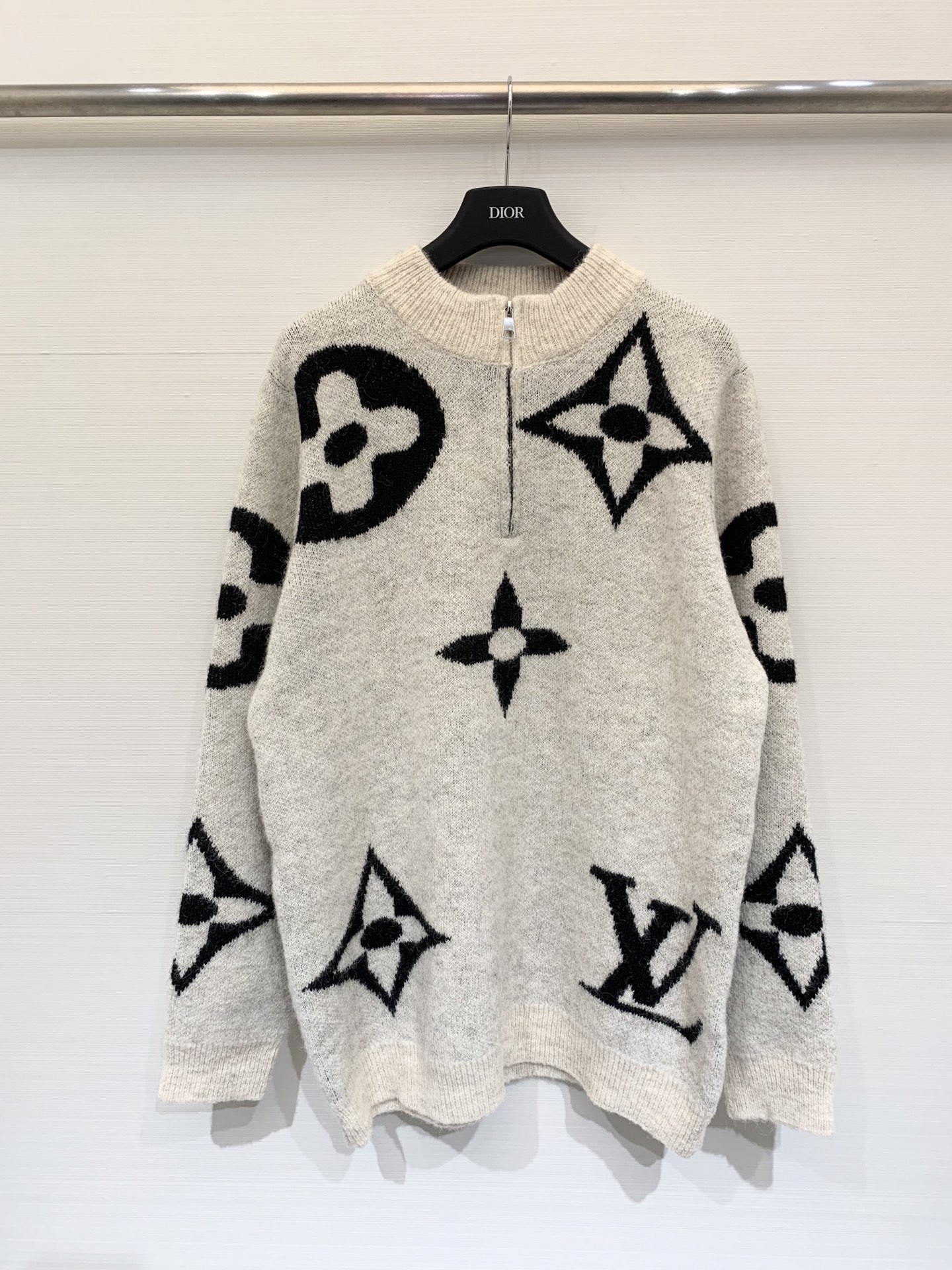NO:501664,aLouisVuit*on new autumn and winter style round neck zipper logo long sleeve logo pattern embellishment and high-end atmosphere on the upper body Two-color sml,,louis vuitton,alexander wang19860909aLouisVuit*on 秋冬新款 圆领拉链Logo长袖款 logo图案修饰点缀 上身高级氛围感 两色sml,,louis vuitton,alexander wang,Women's clothing