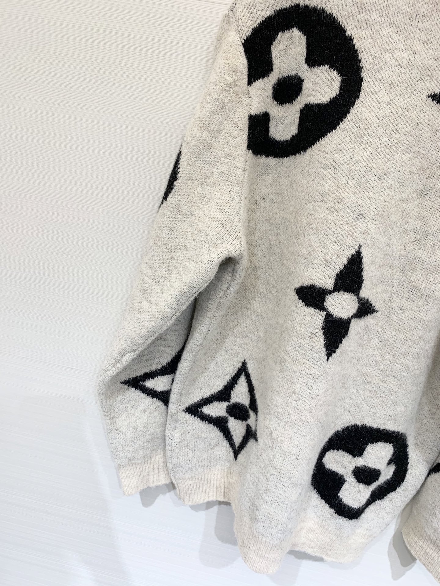 LouisVuit*on 𝟐𝟓秋冬新款 圆领拉链Logo长袖款 logo图案修饰点缀 上身高级氛围感🈵️