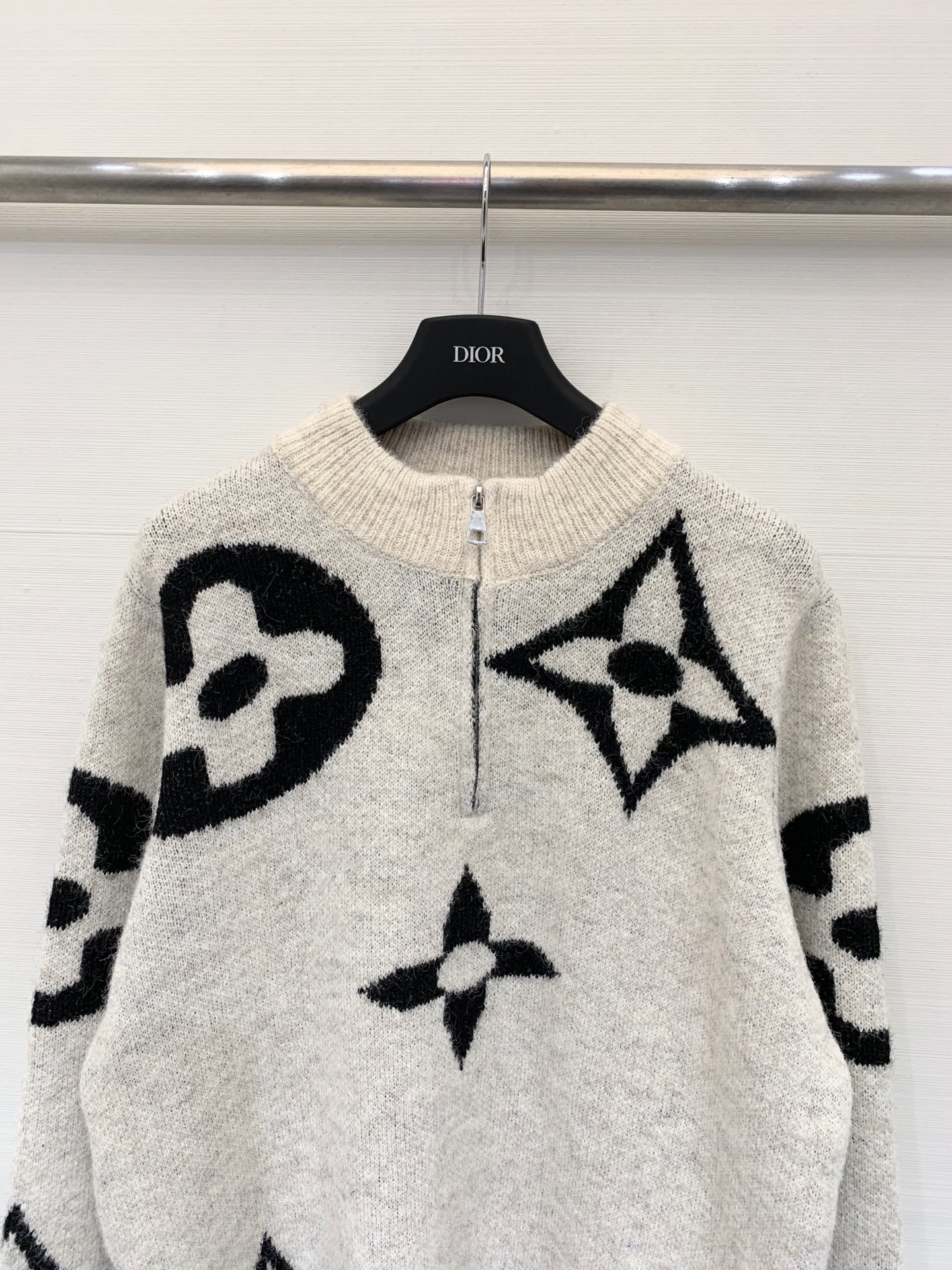 LouisVuit*on 𝟐𝟓秋冬新款 圆领拉链Logo长袖款 logo图案修饰点缀 上身高级氛围感🈵️