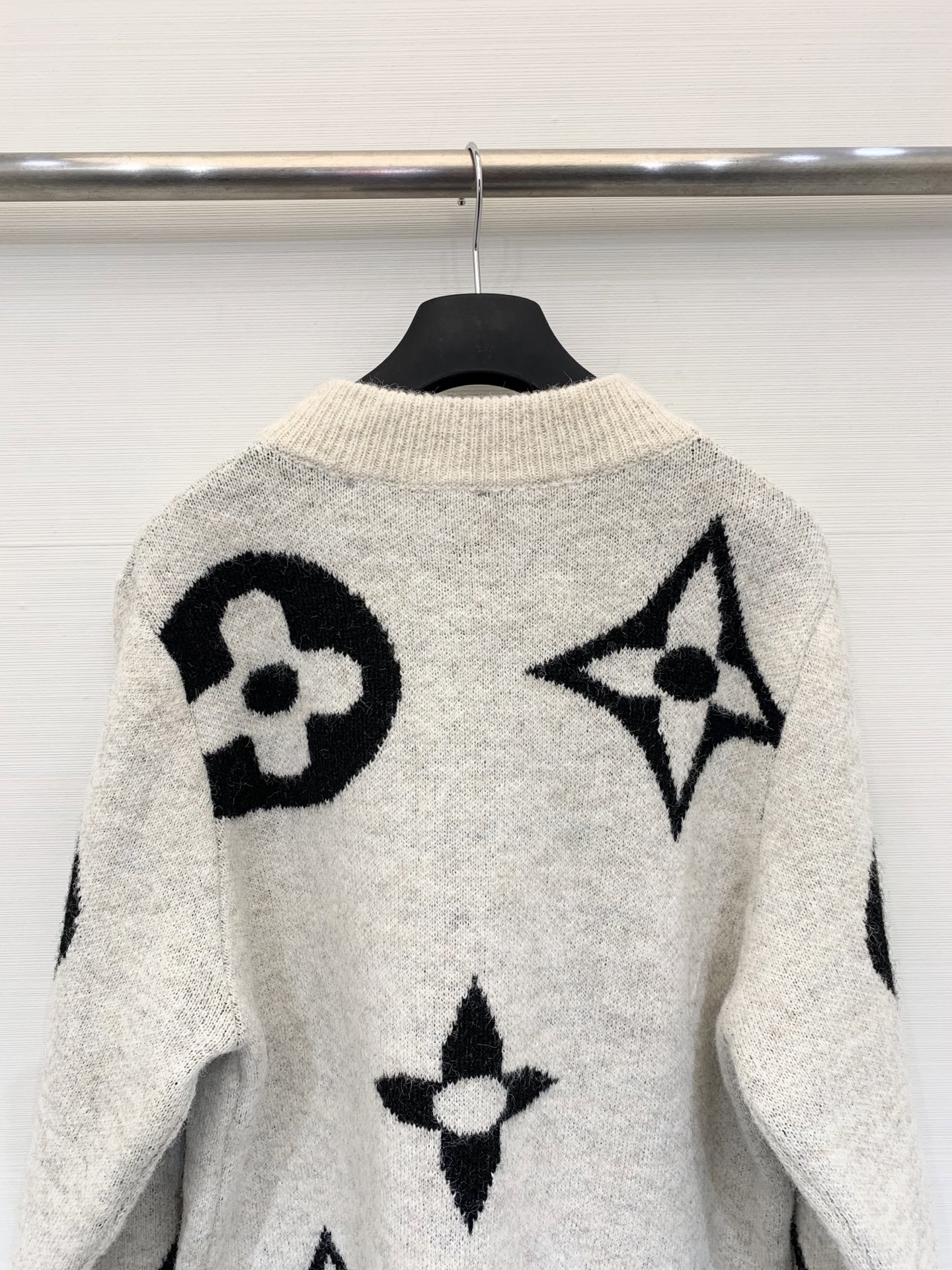 LouisVuit*on 𝟐𝟓秋冬新款 圆领拉链Logo长袖款 logo图案修饰点缀 上身高级氛围感🈵️